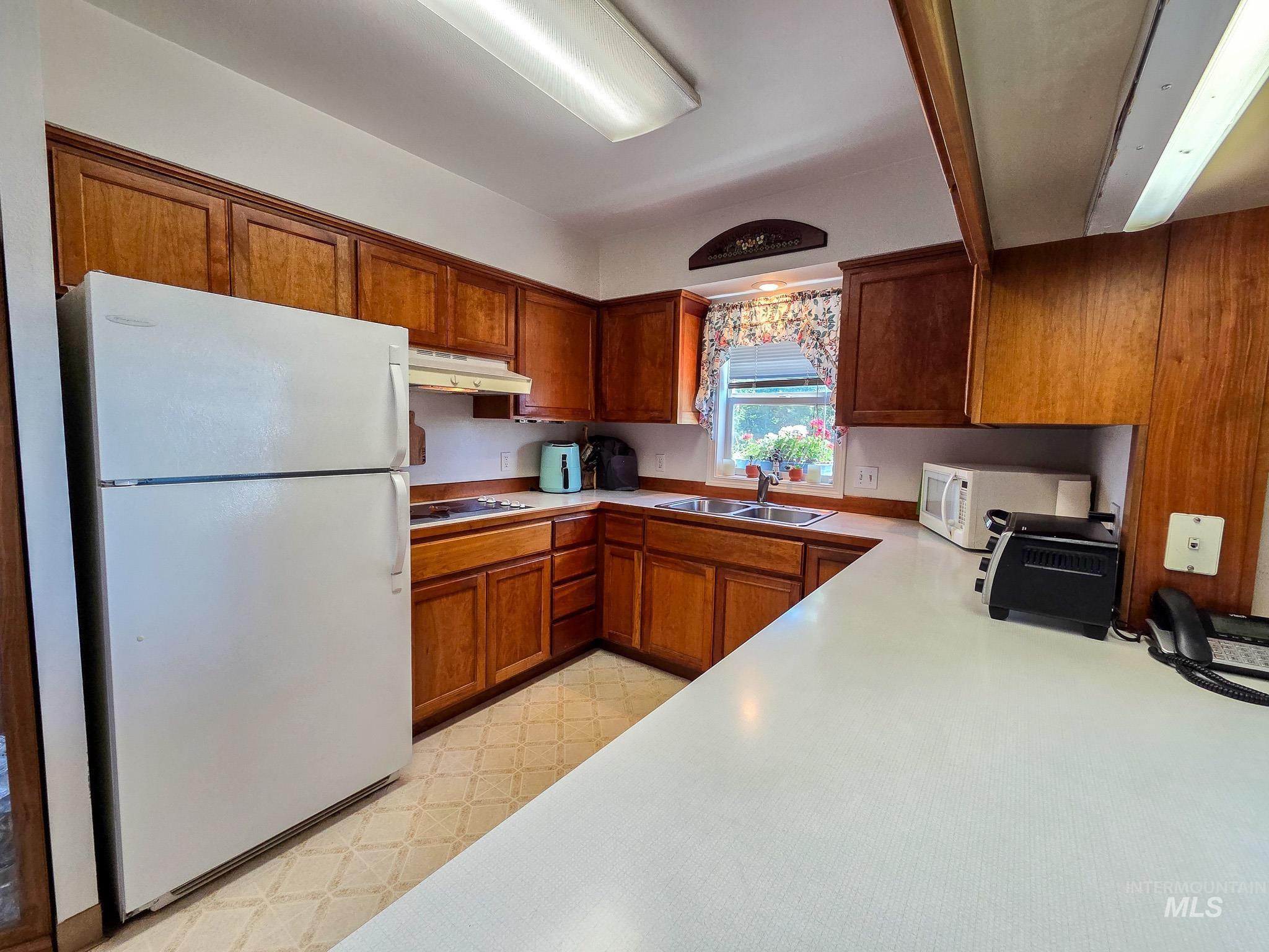 255 N Pine St Property Photo 3
