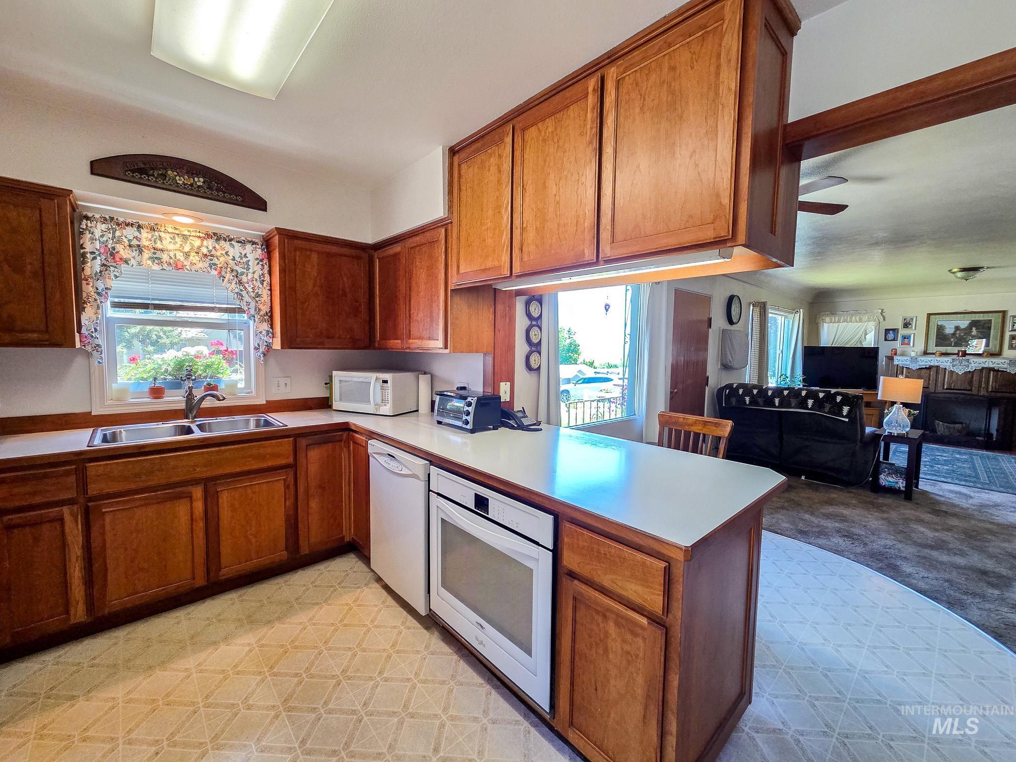 255 N Pine St Property Photo 4