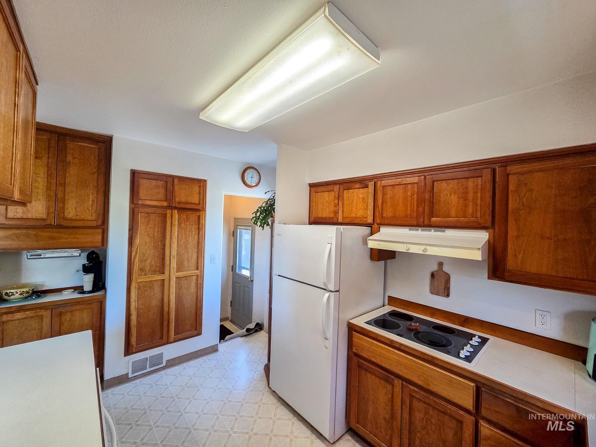 255 N Pine St Property Photo 5