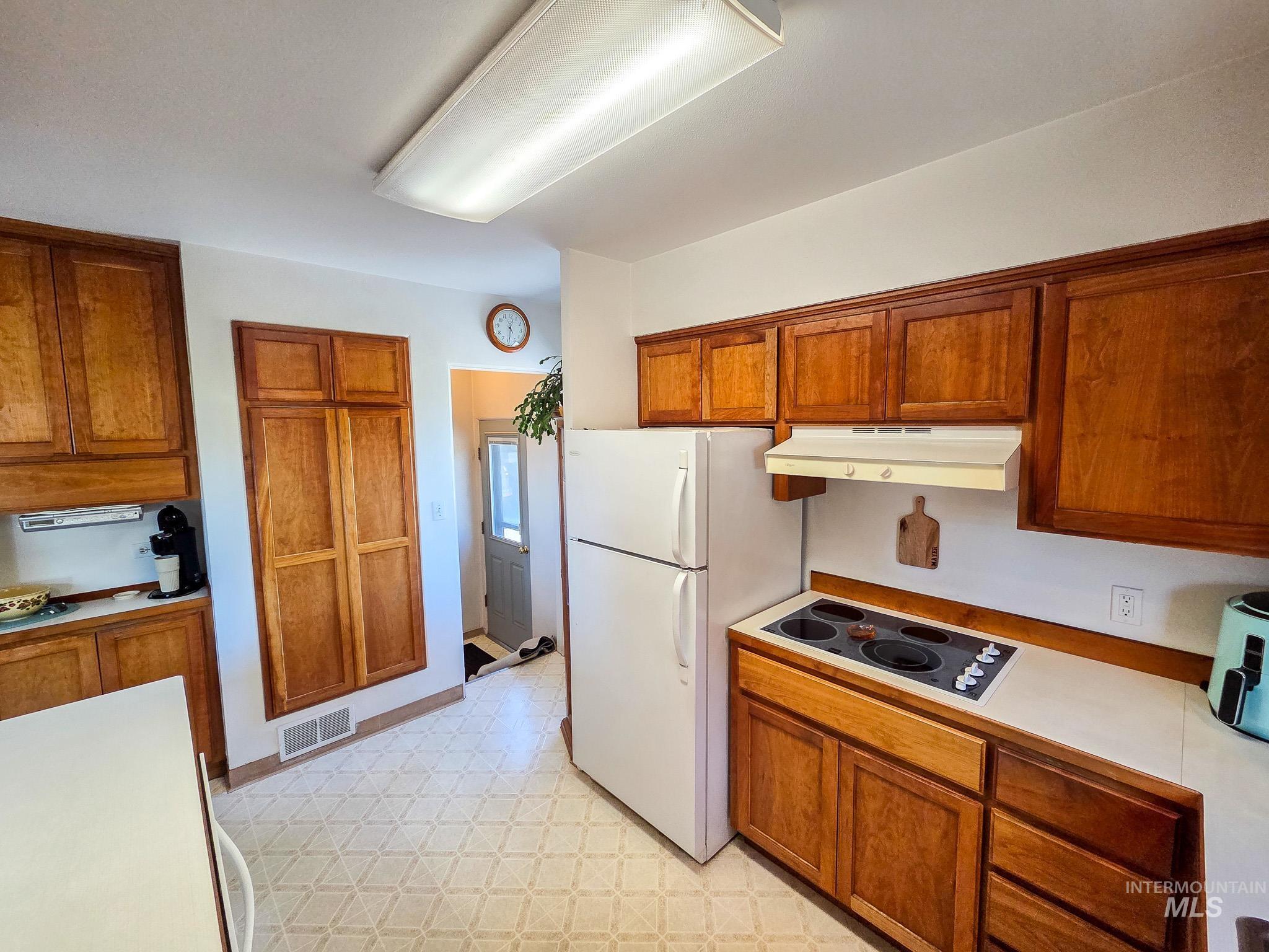 255 N Pine St Property Photo 6