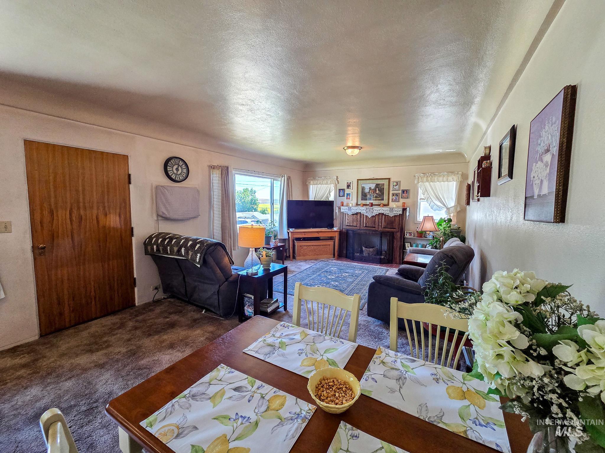 255 N Pine St Property Photo 7