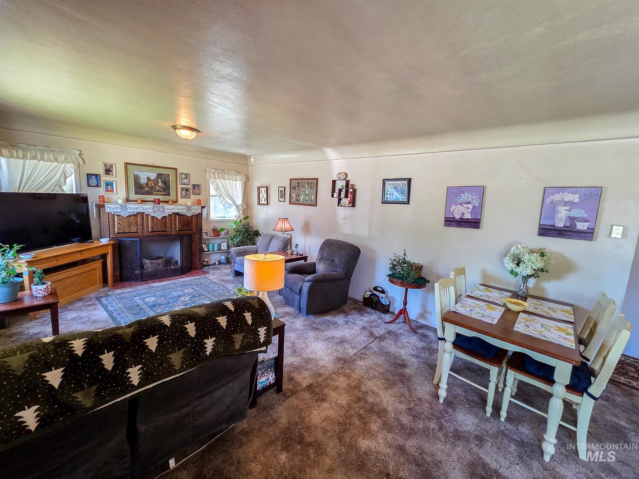 255 N Pine St Property Photo 8