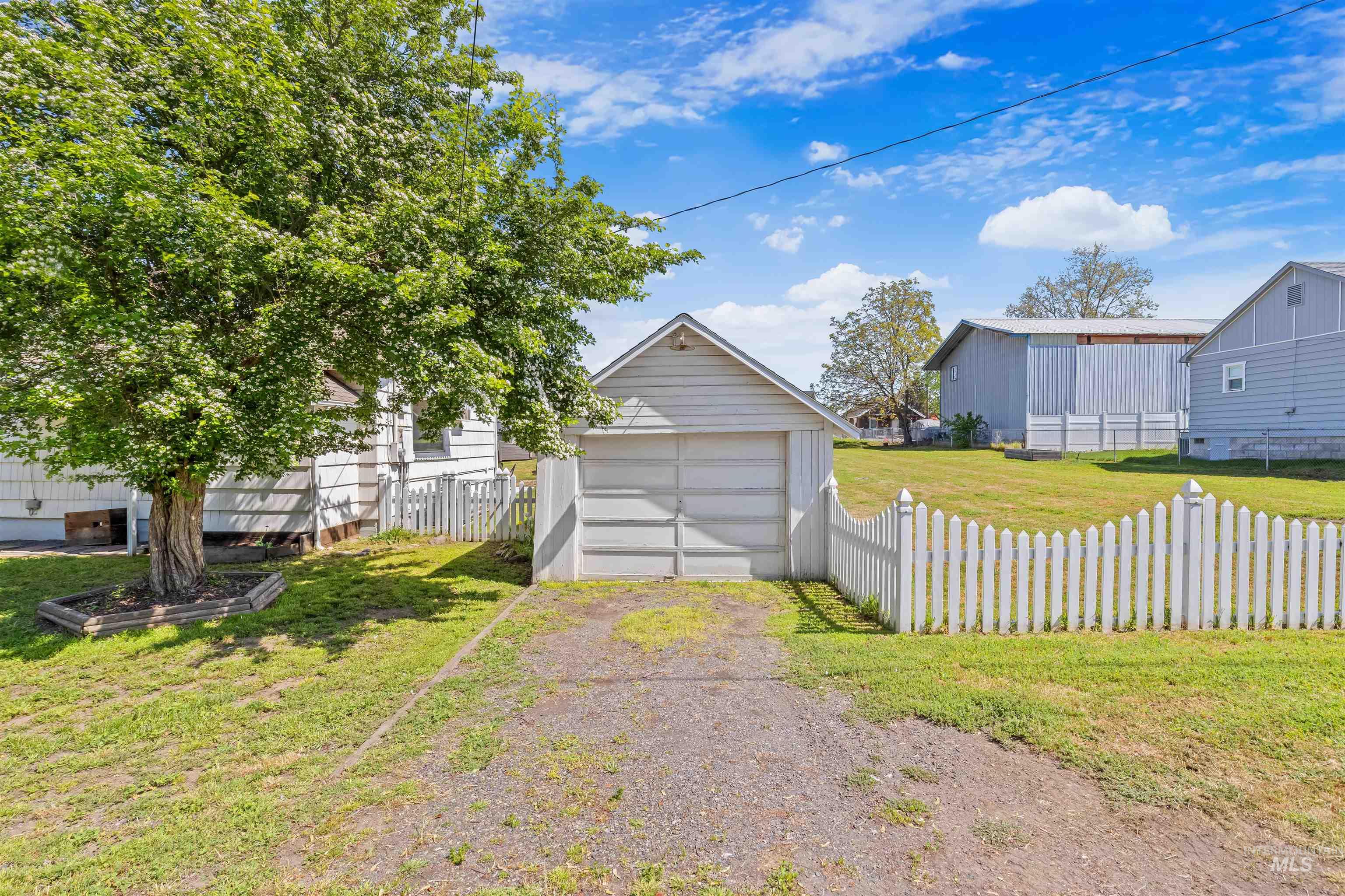 1047 Francis Street Property Photo 4