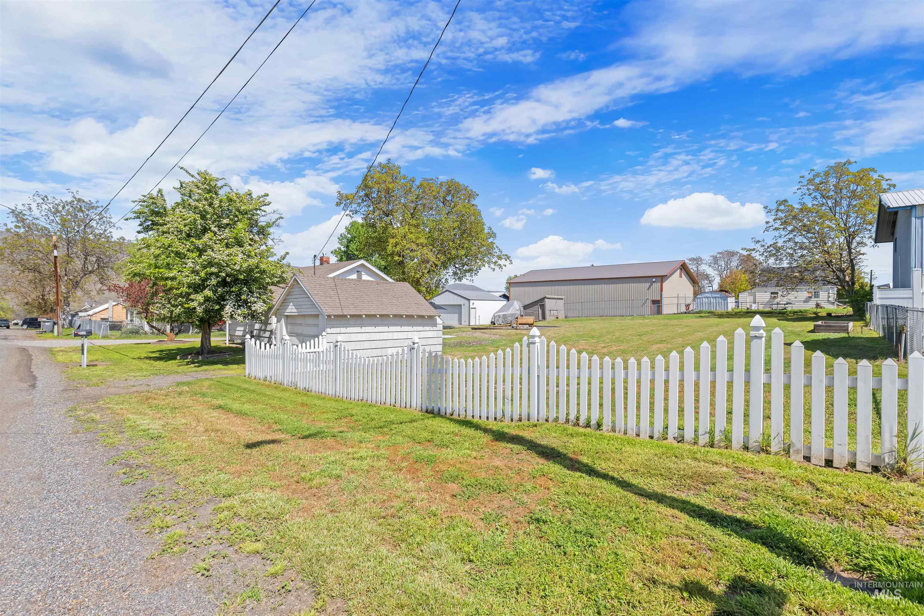 1047 Francis Street Property Photo 5