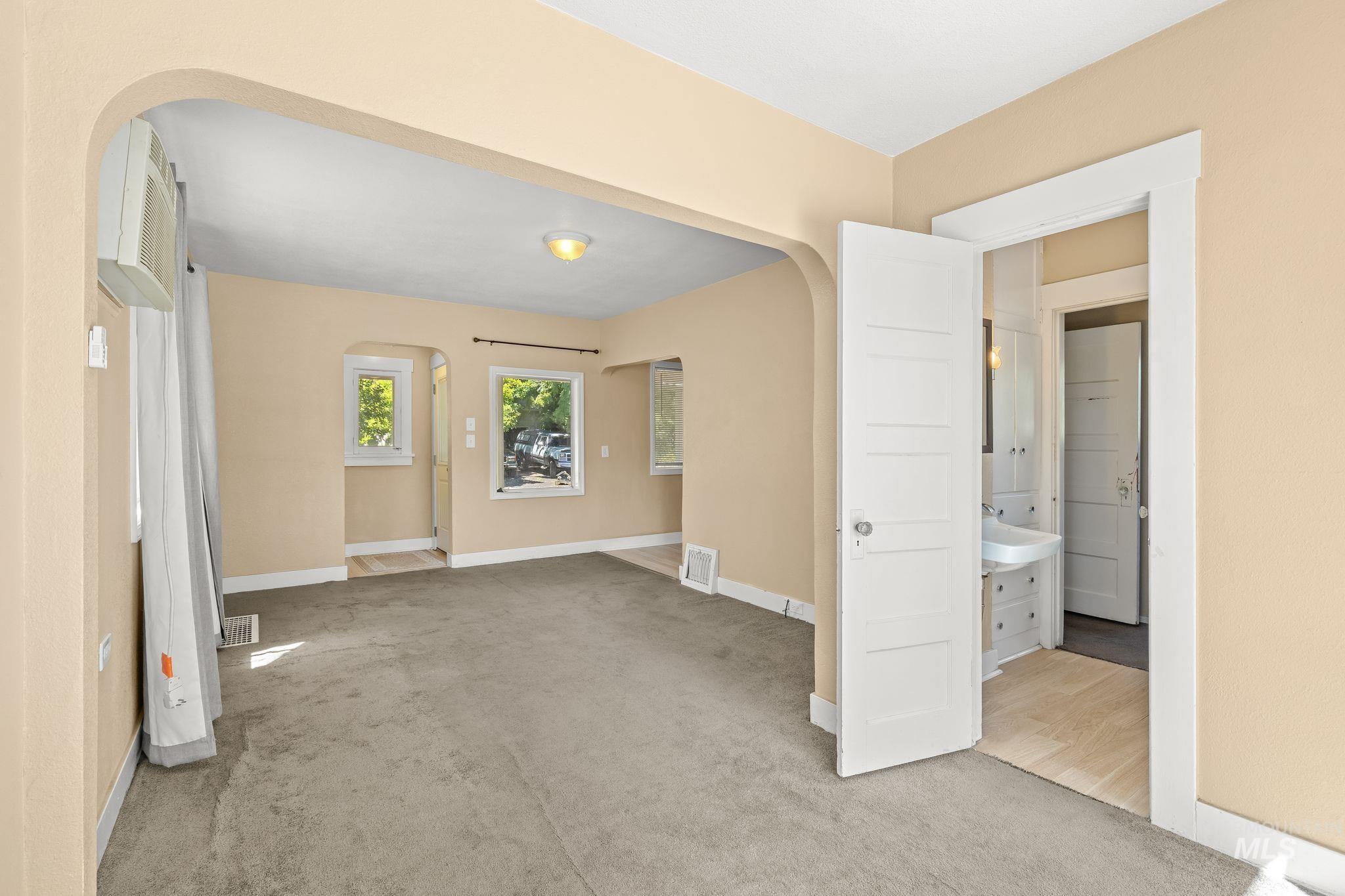 1047 Francis Street Property Photo 12