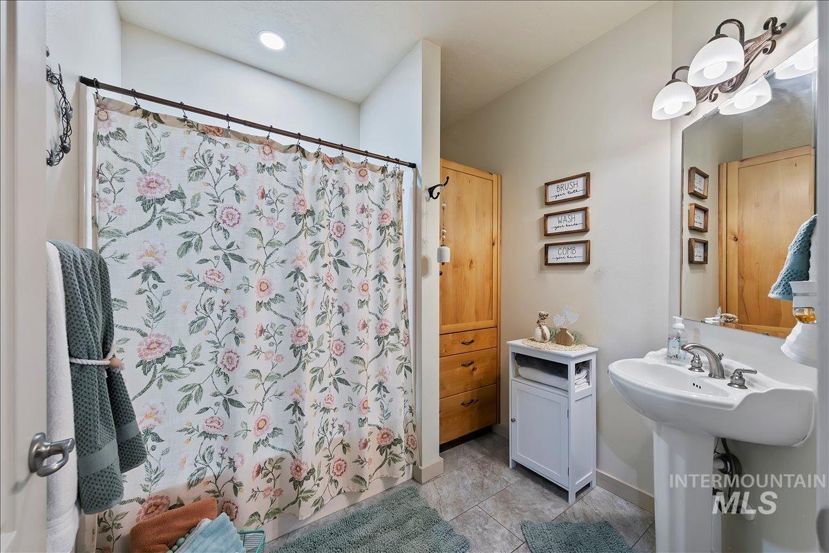 656 W Claire St Property Photo 9
