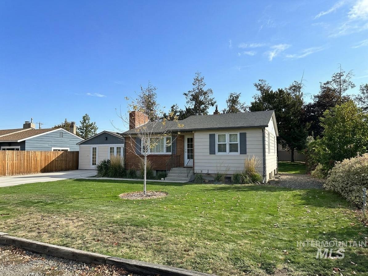 814 N Baker St Property Photo 3