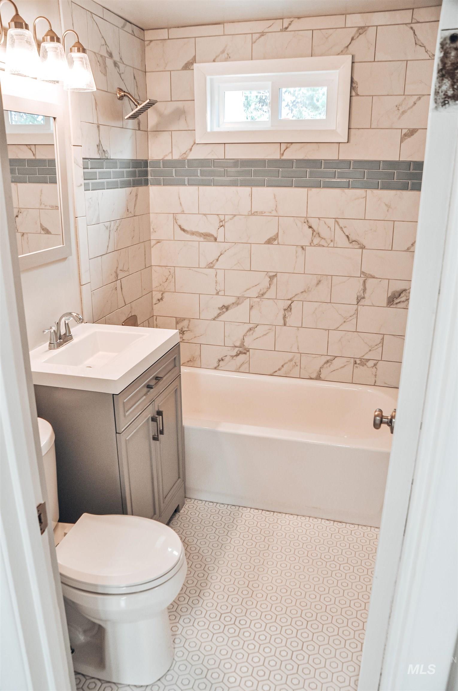 814 N Baker St Property Photo 9