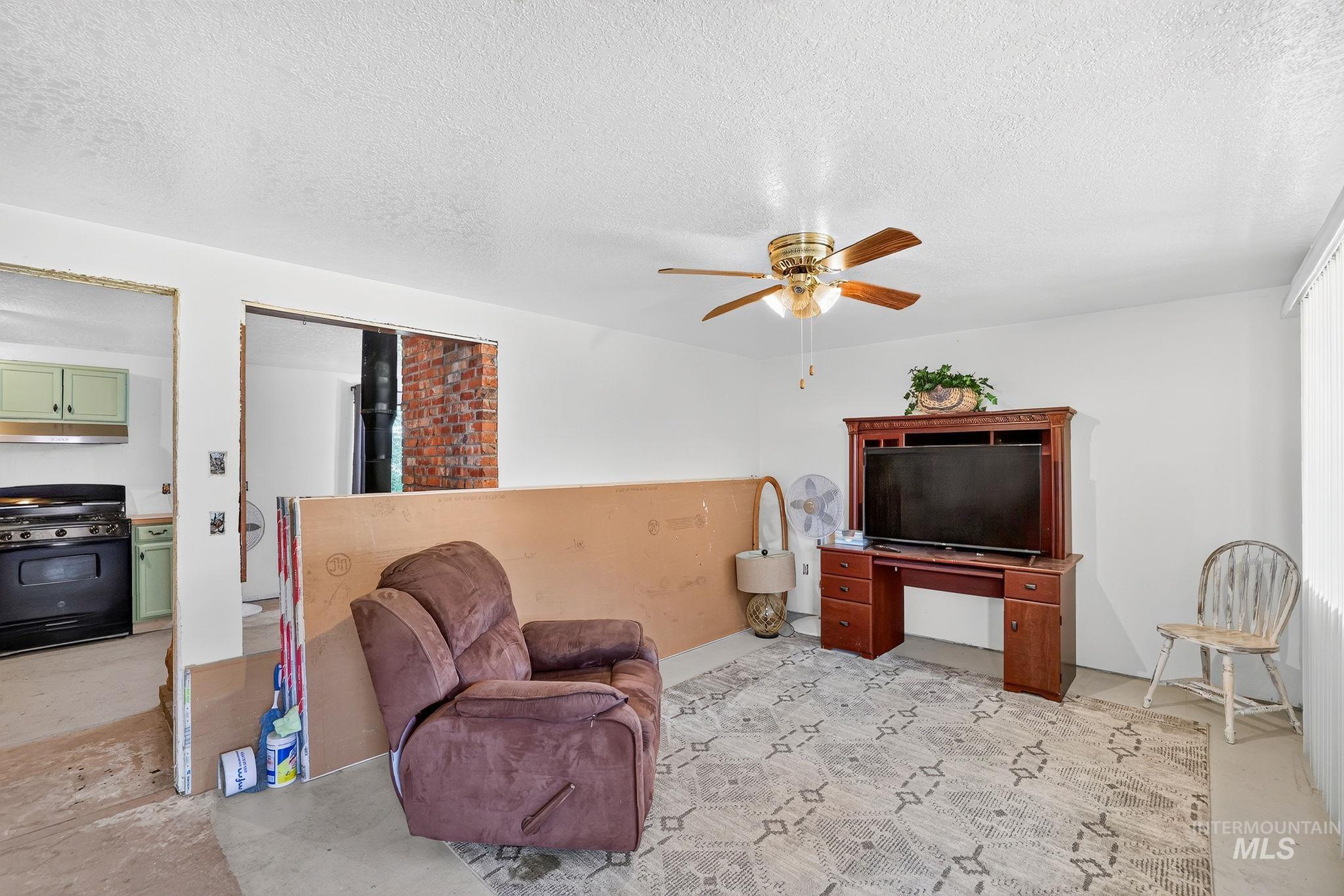 213 Katherine St Property Photo 4