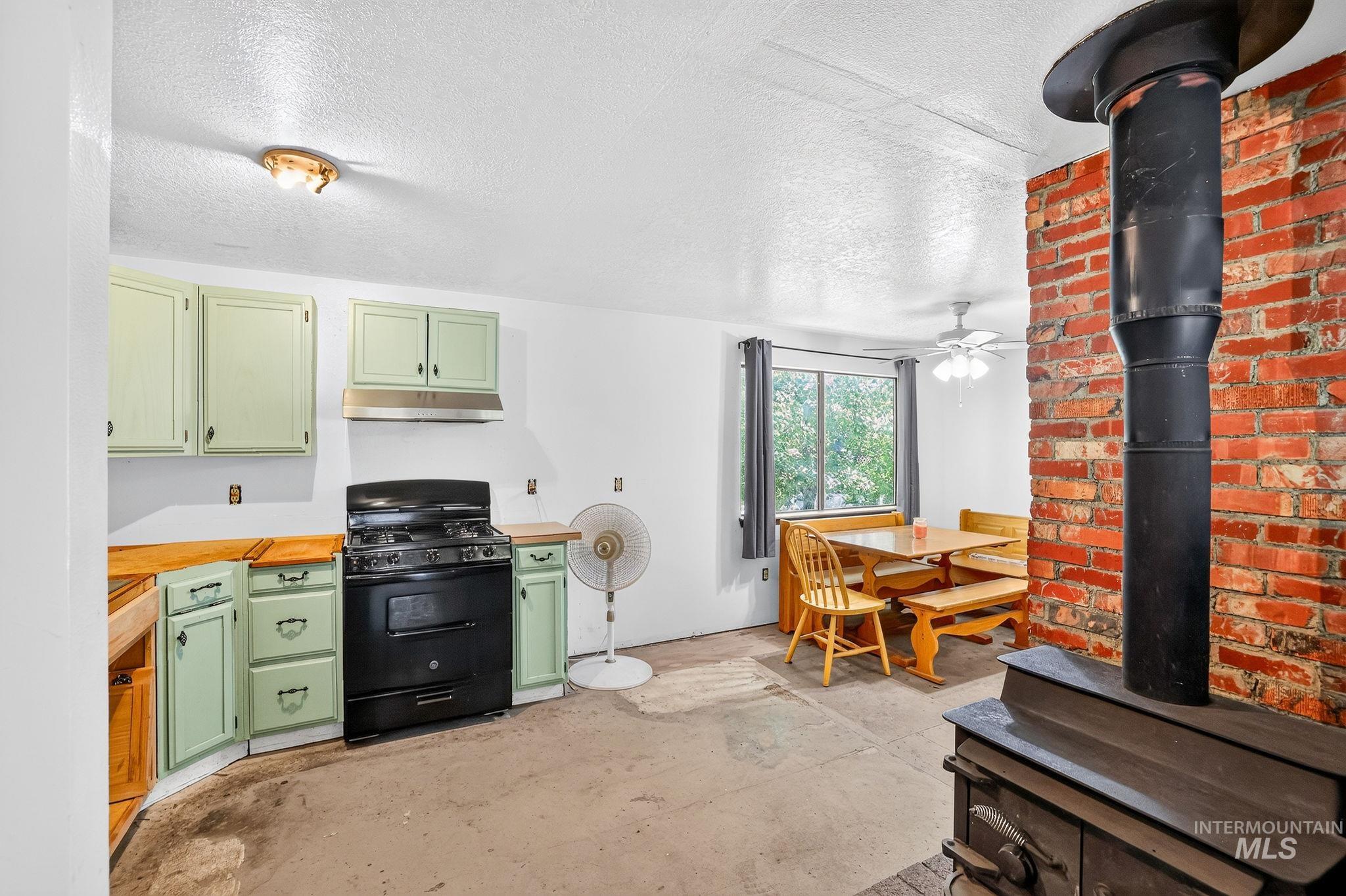 213 Katherine St Property Photo 8