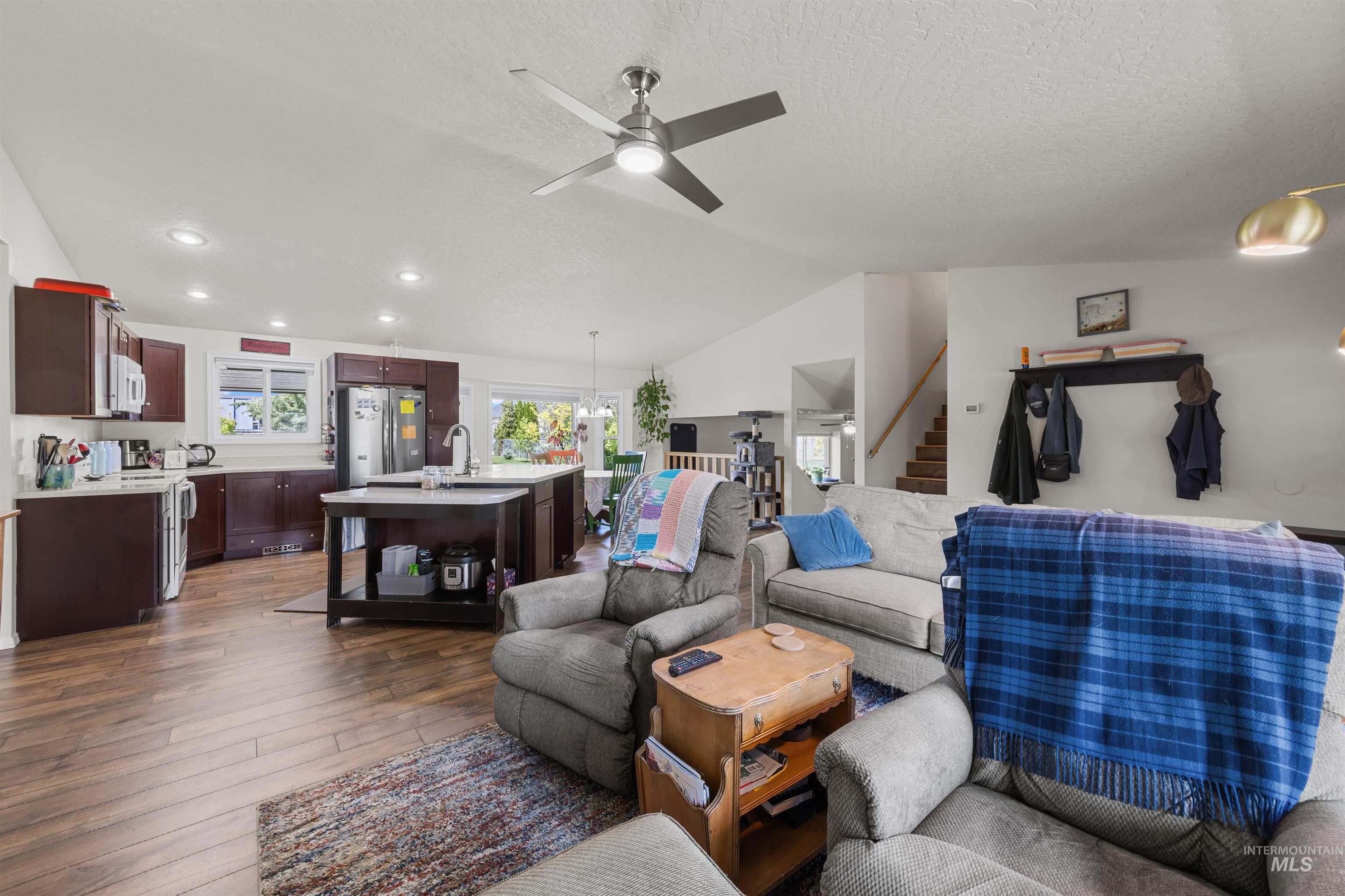 915 S Camas Street Property Photo 6