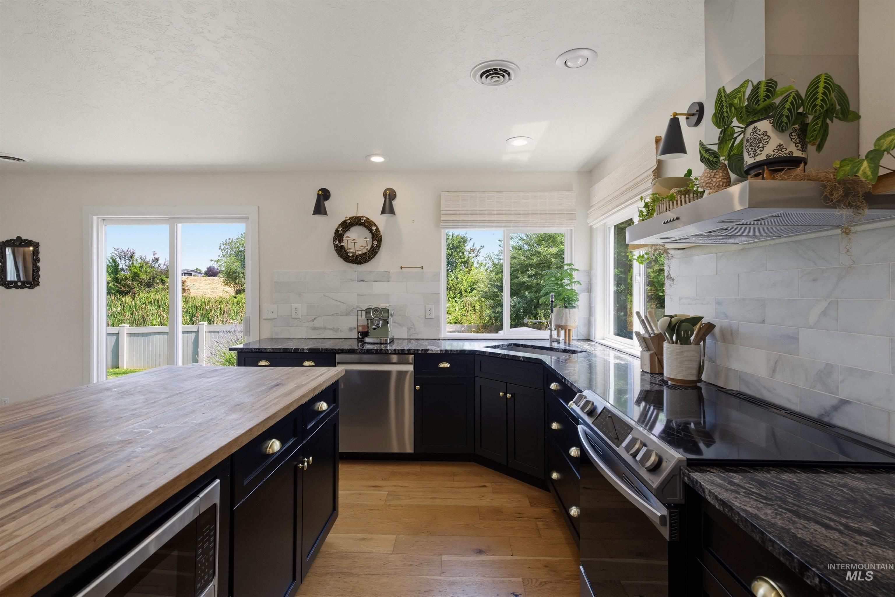 6124 S Sea Breeze Way Property Photo 7