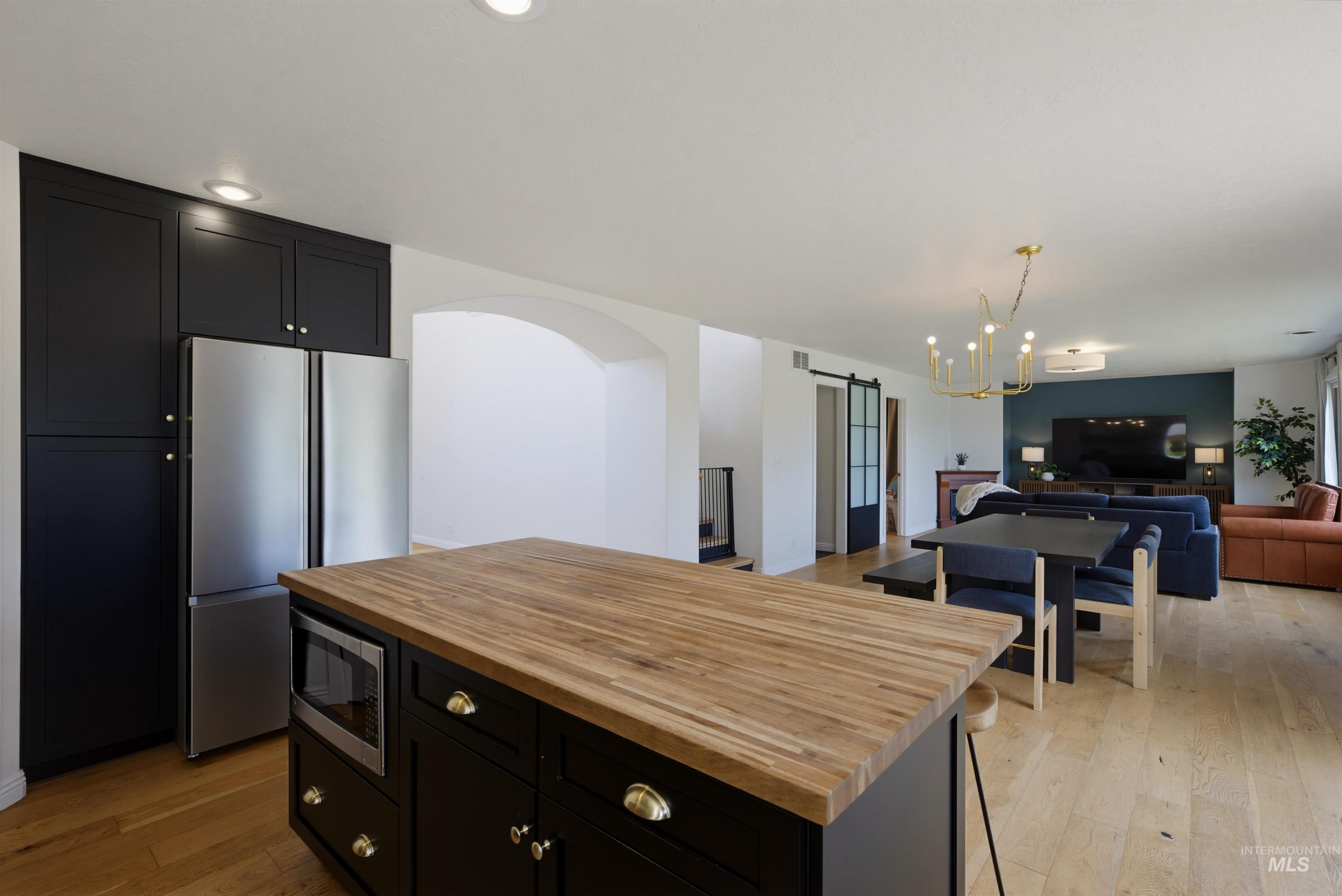 6124 S Sea Breeze Way Property Photo 8