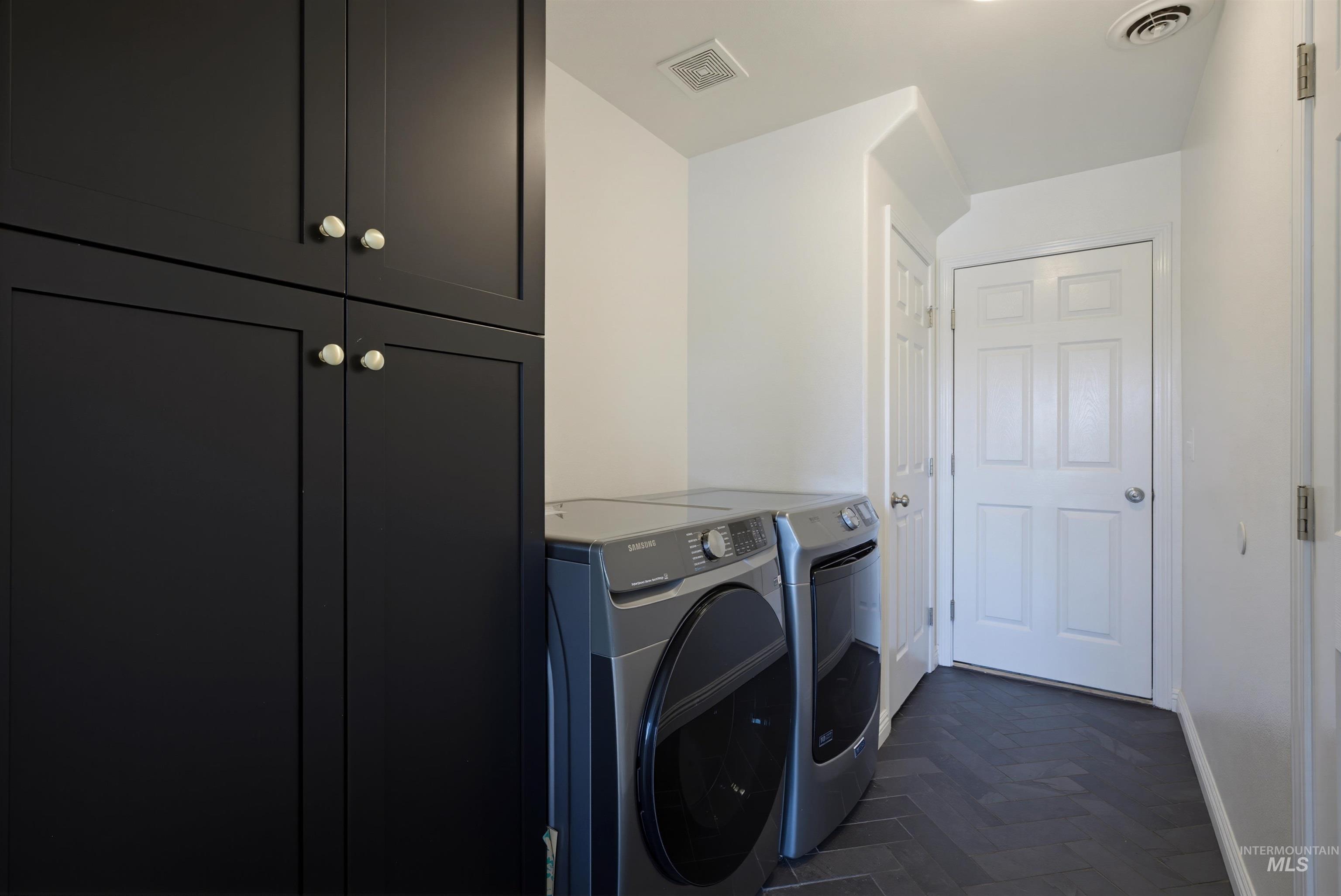 6124 S Sea Breeze Way Property Photo 13