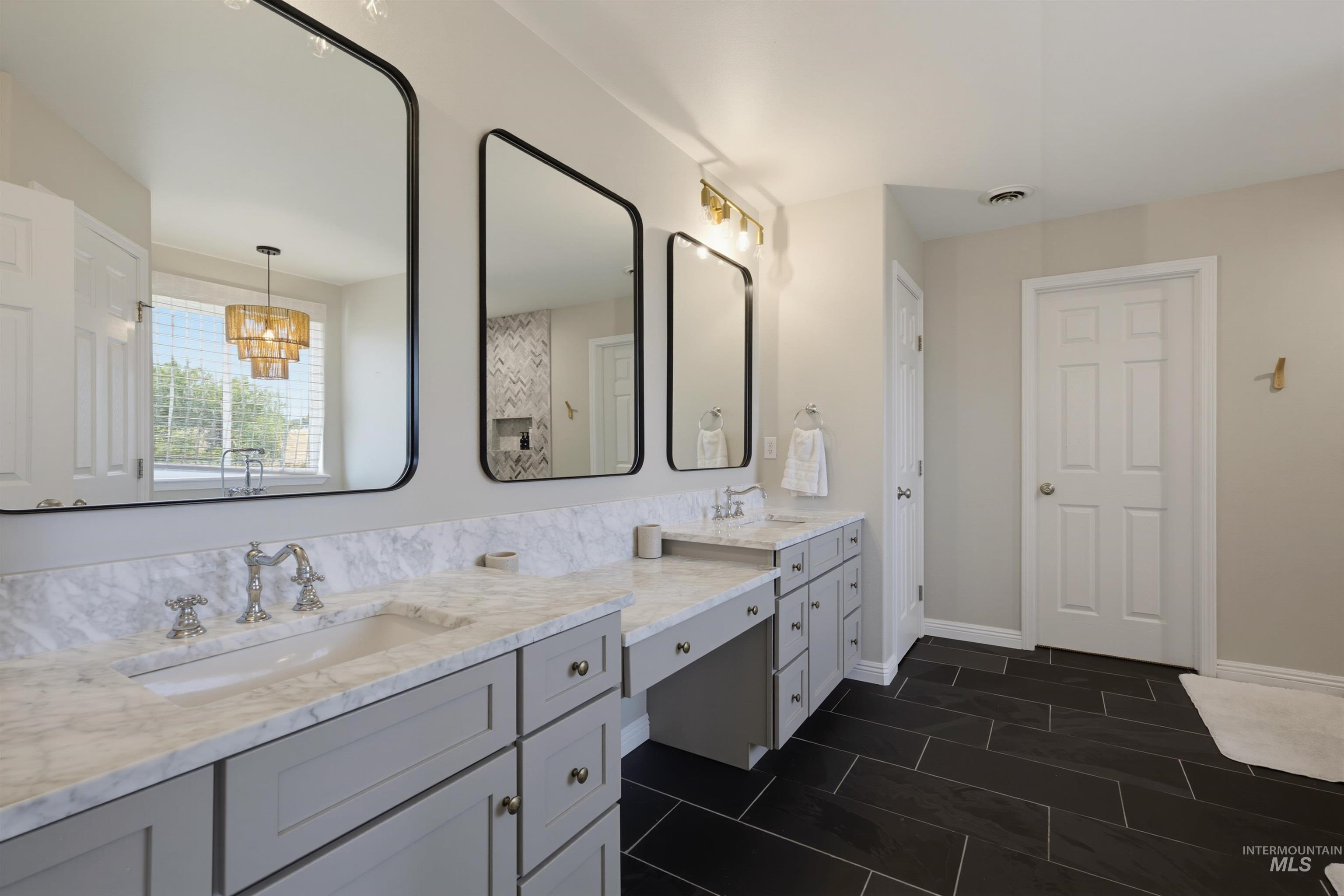 6124 S Sea Breeze Way Property Photo 18