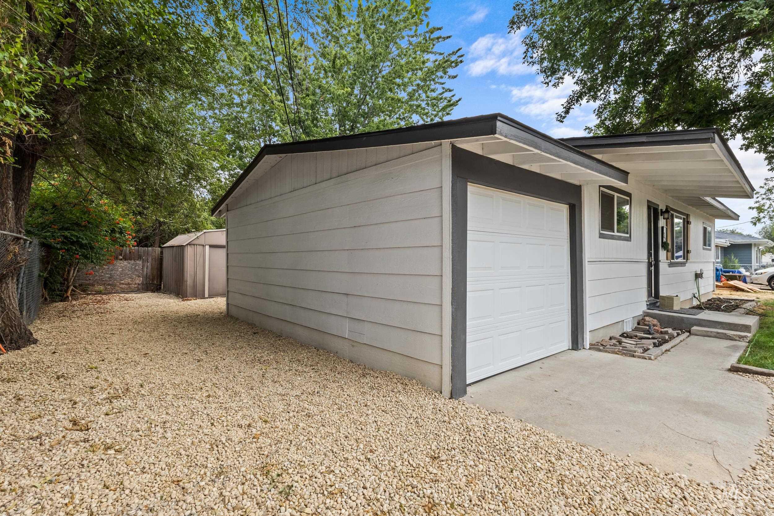1324 Bonneville St Property Photo 33