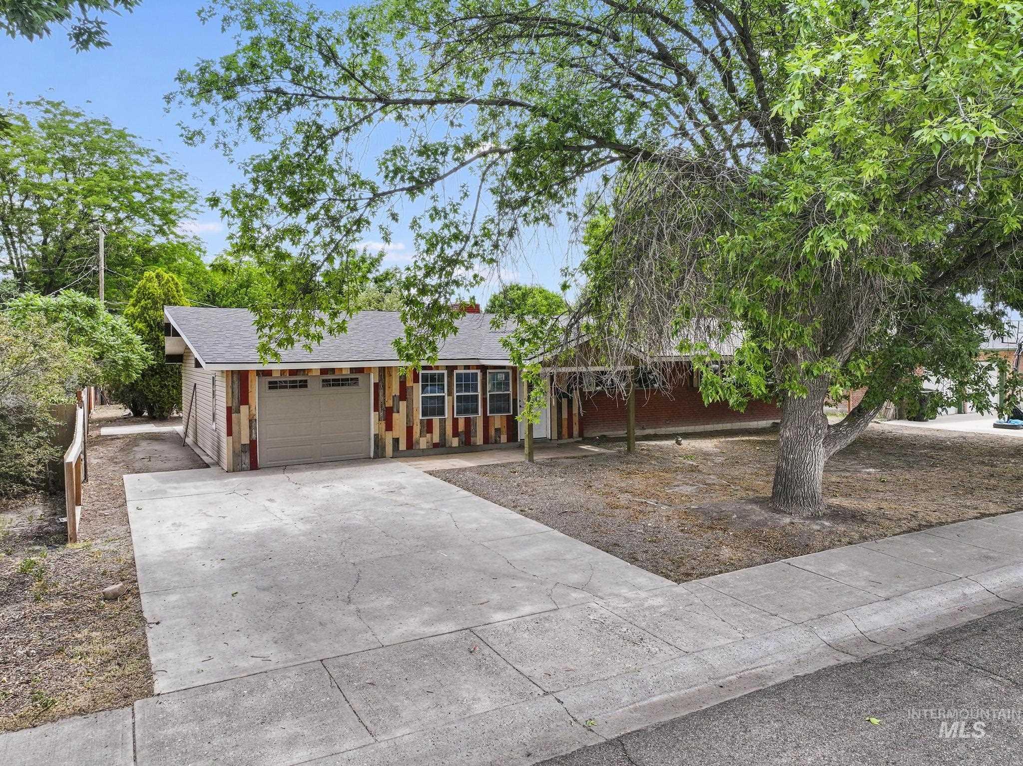2221 Conant Dr Property Photo 3