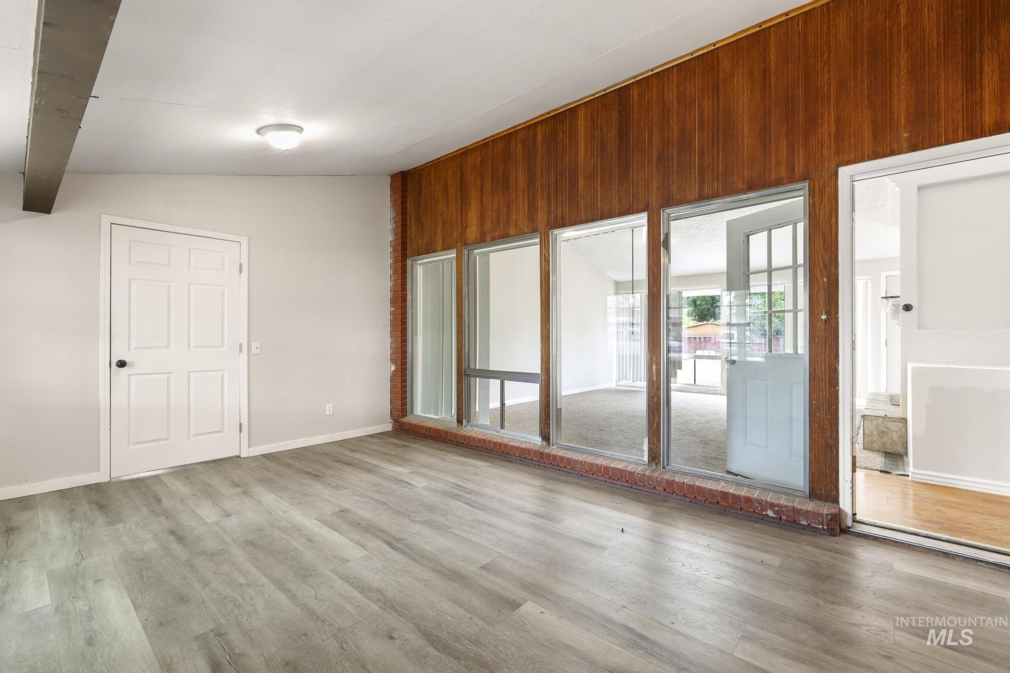 2221 Conant Dr Property Photo 4