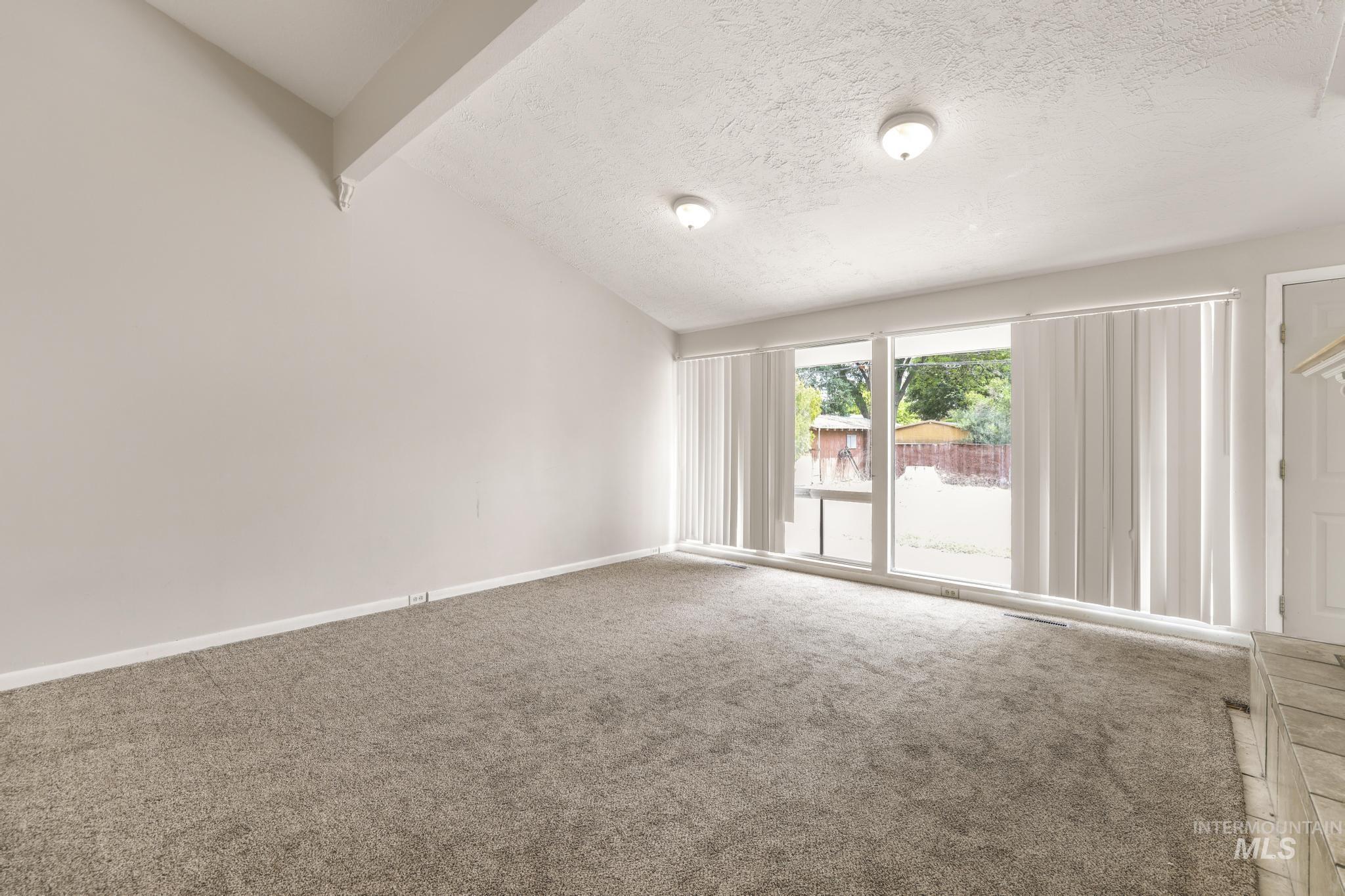2221 Conant Dr Property Photo 6