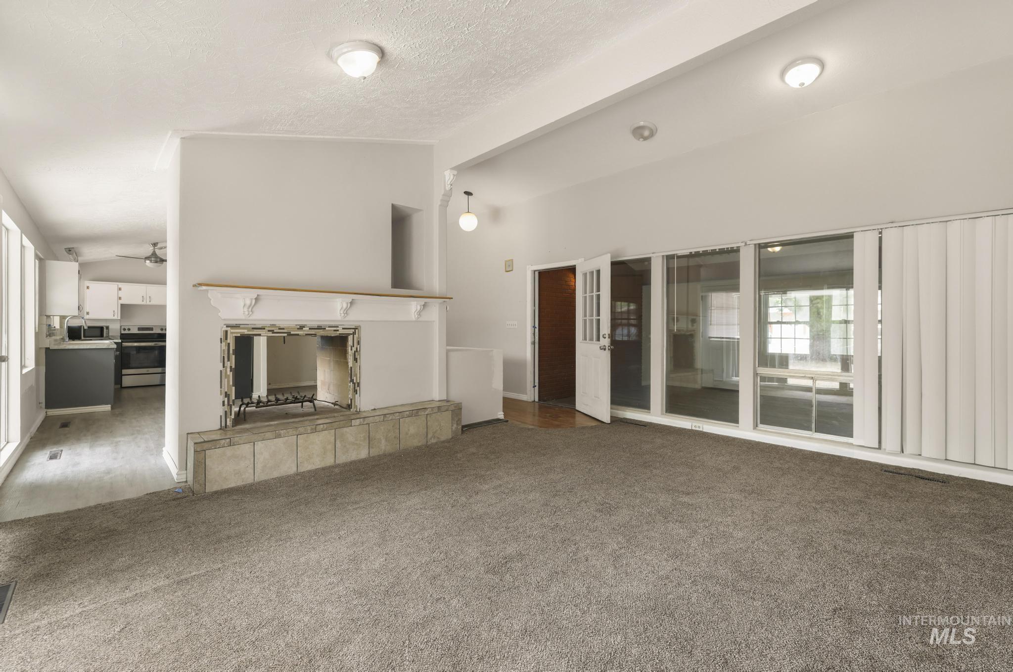 2221 Conant Dr Property Photo 8