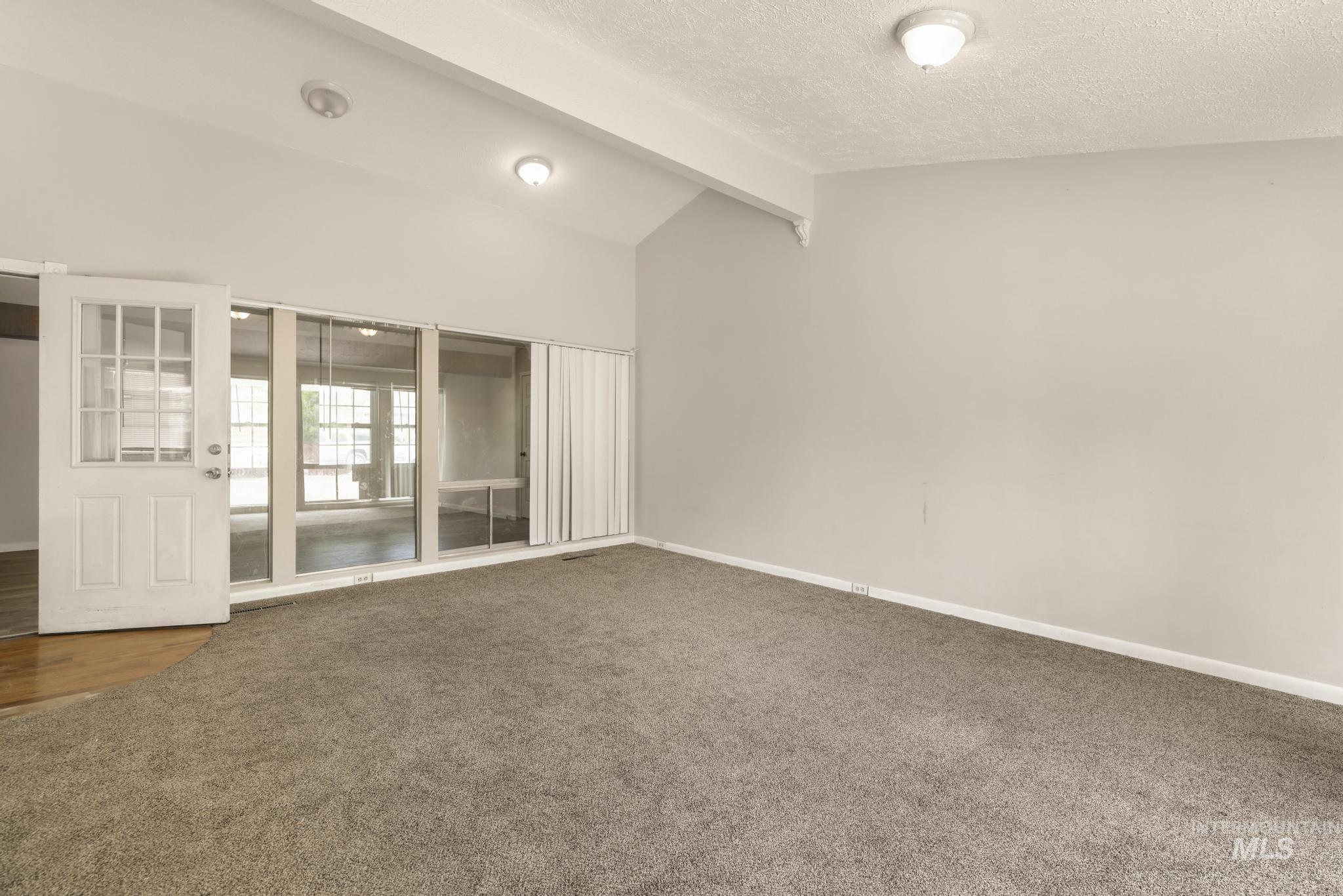 2221 Conant Dr Property Photo 9