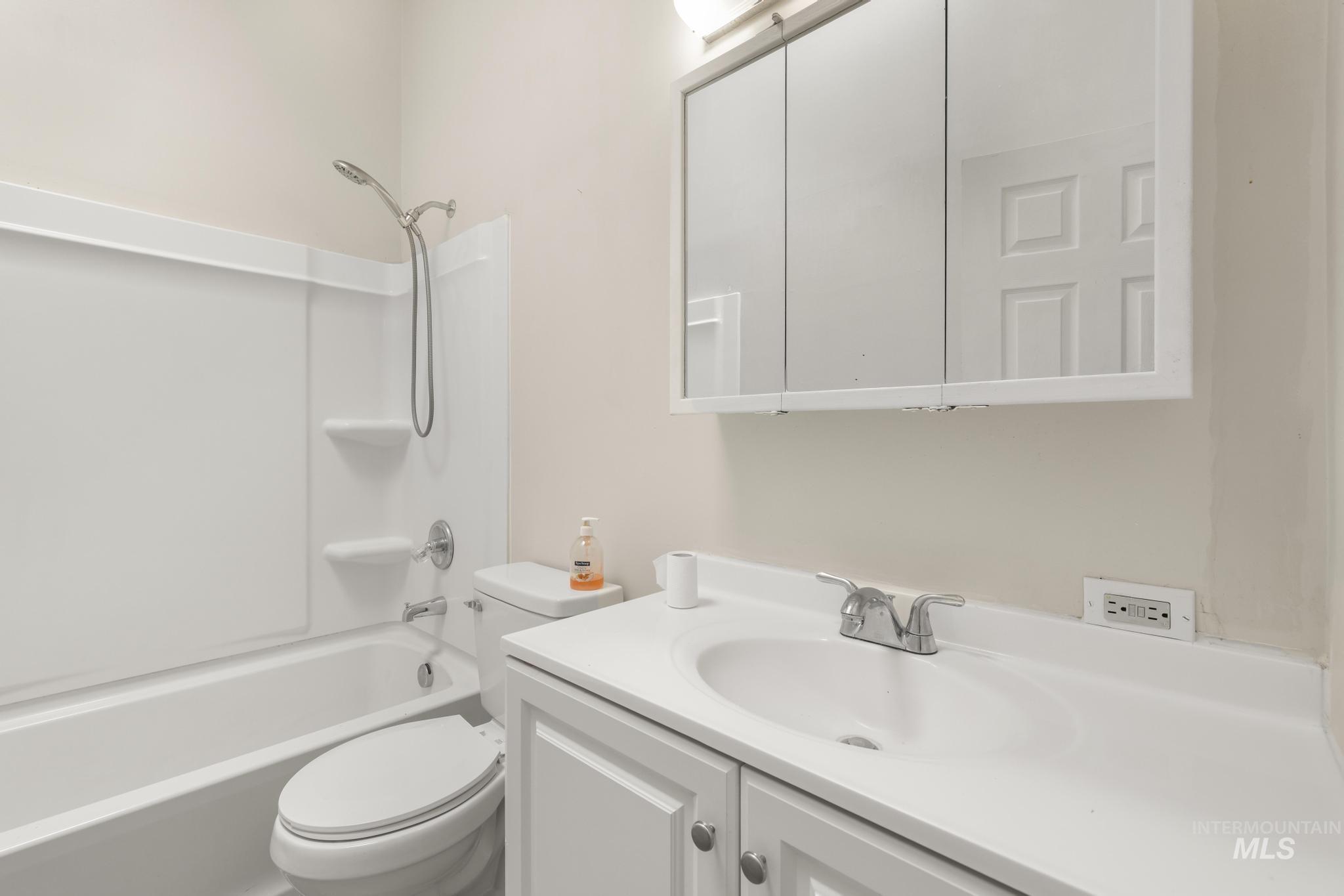 2221 Conant Dr Property Photo 24