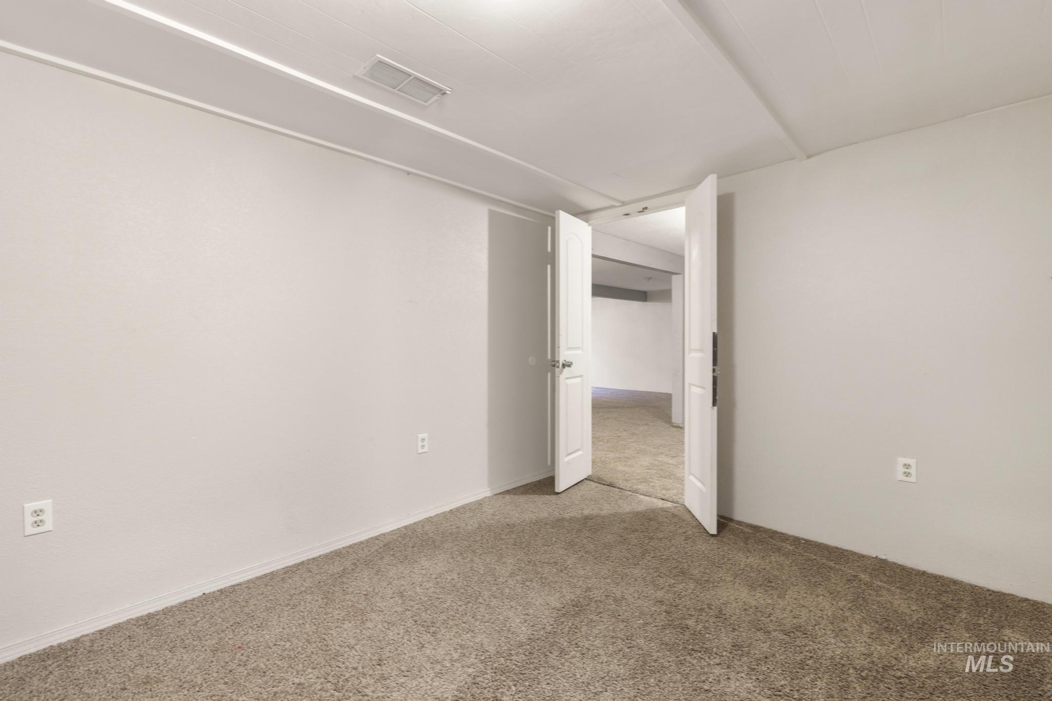2221 Conant Dr Property Photo 31