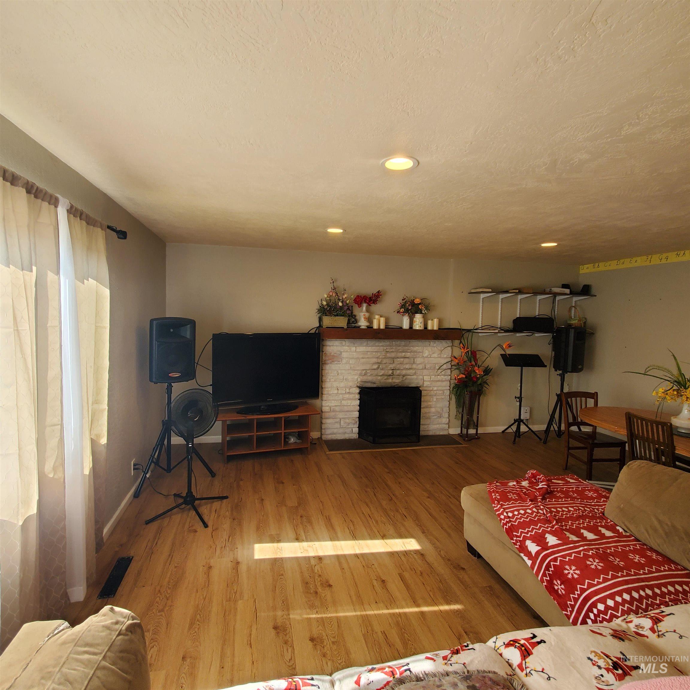 115 S Fern Property Photo 9
