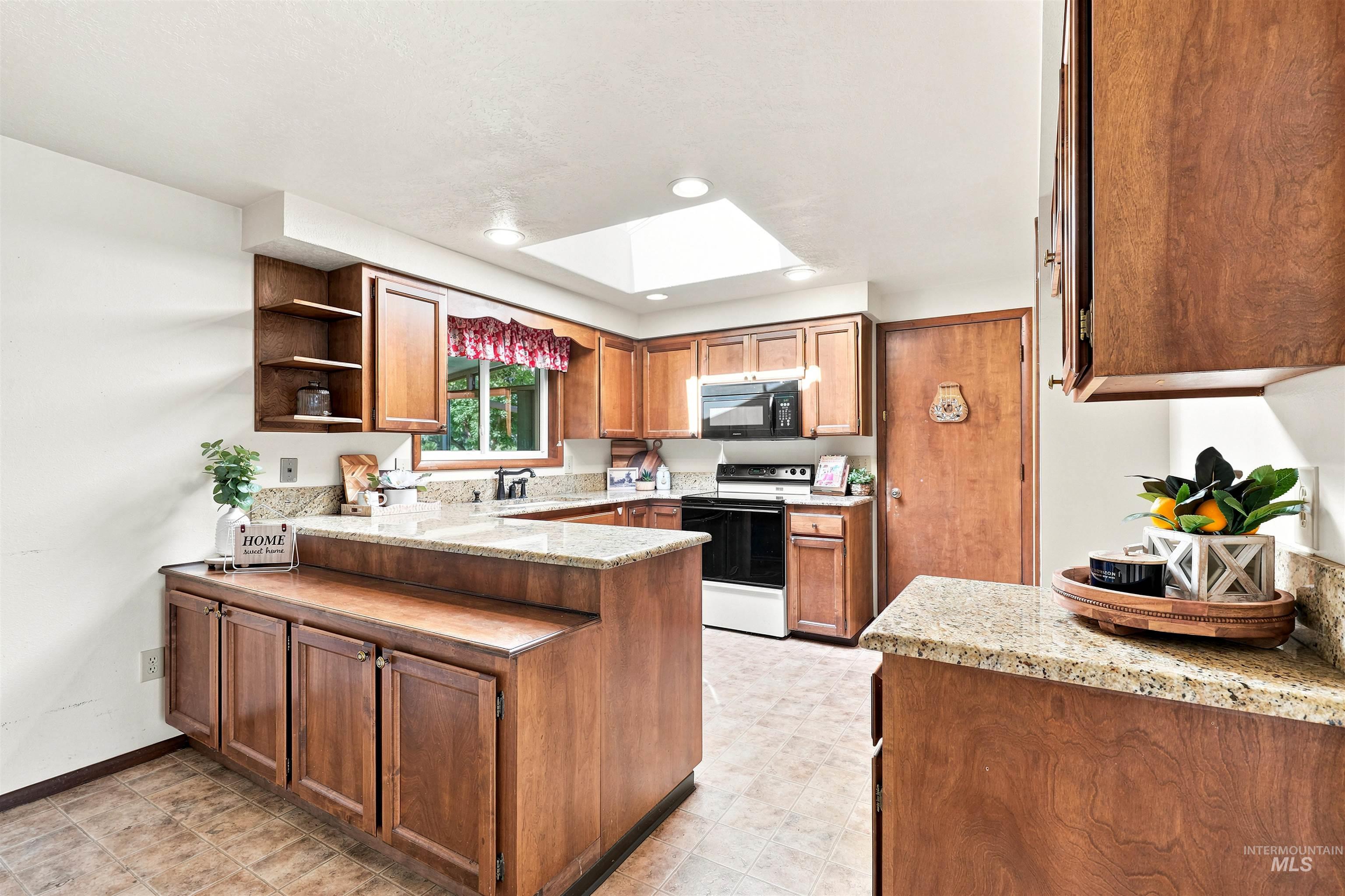 1237 E Cerramar Ct Property Photo 4