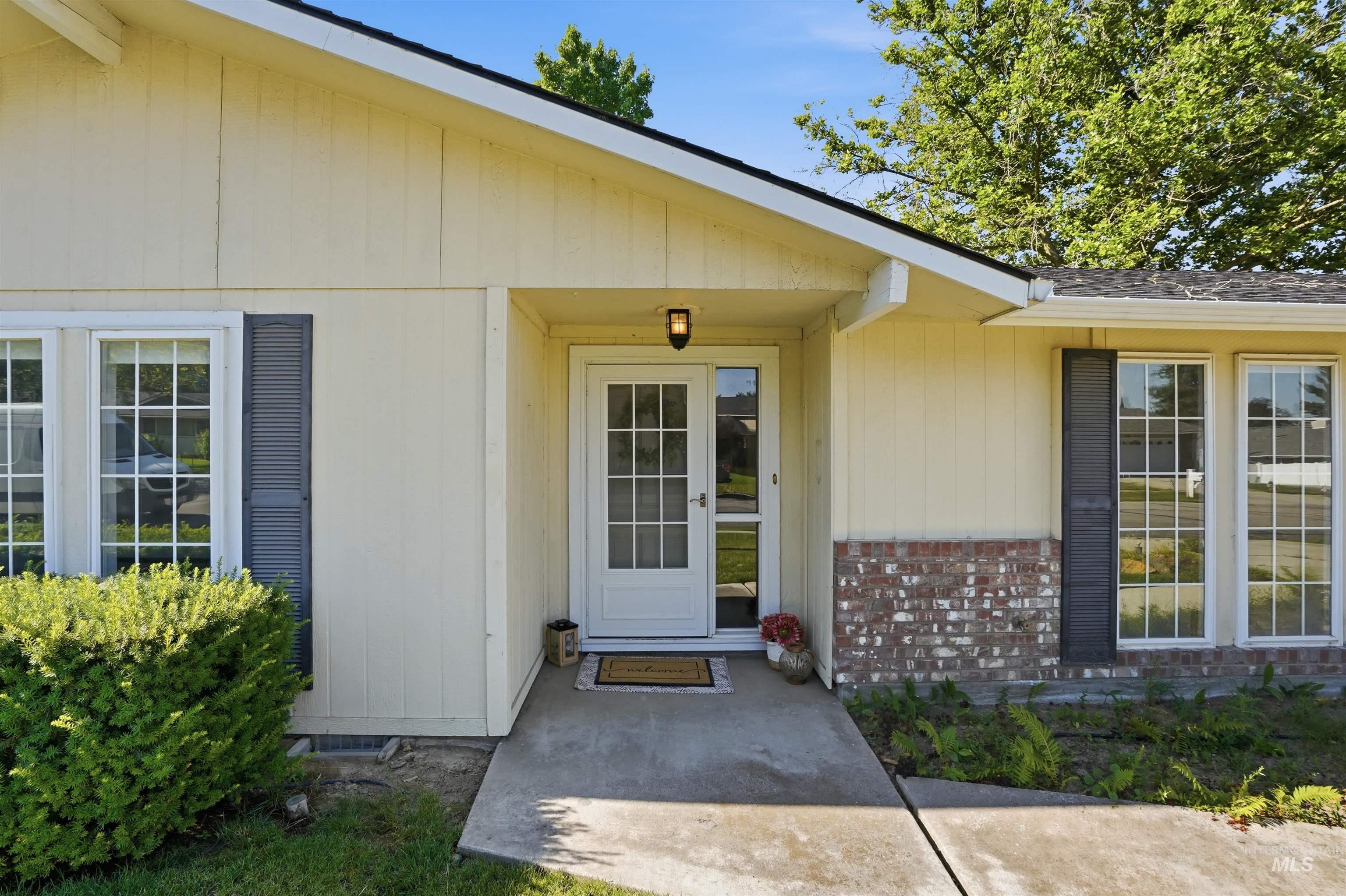 1237 E Cerramar Ct Property Photo 7