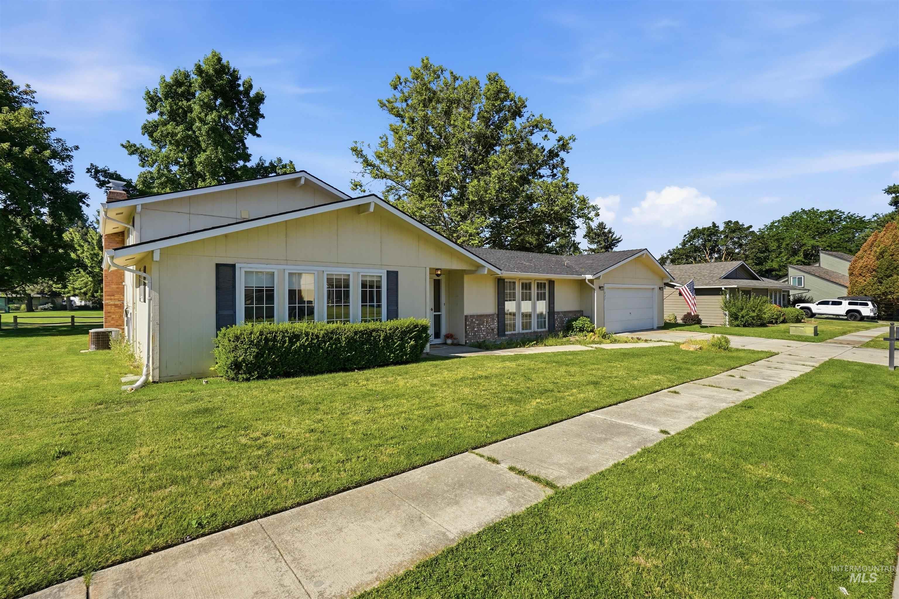 1237 E Cerramar Ct Property Photo 46