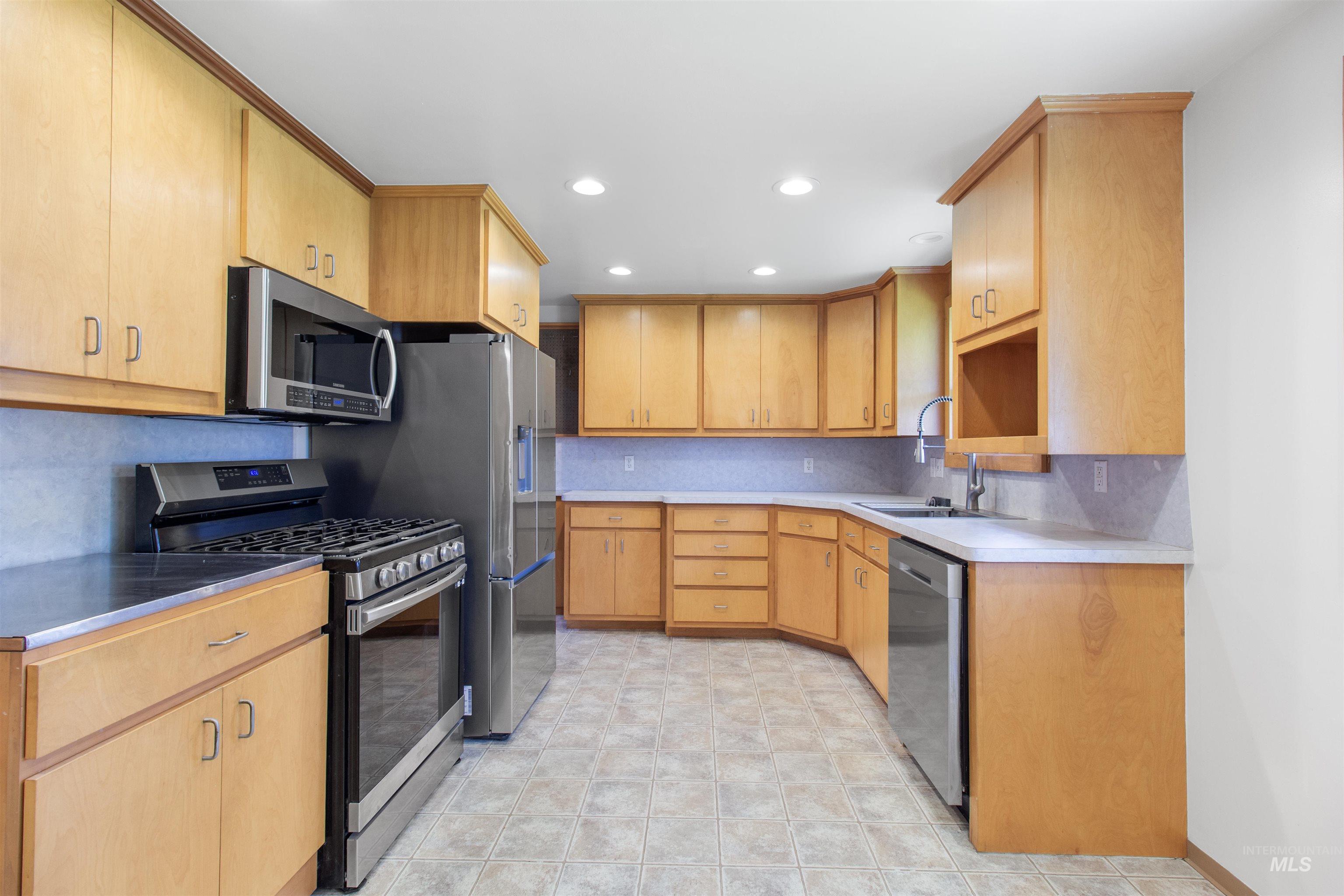 367 Ostrander St N Property Photo 3