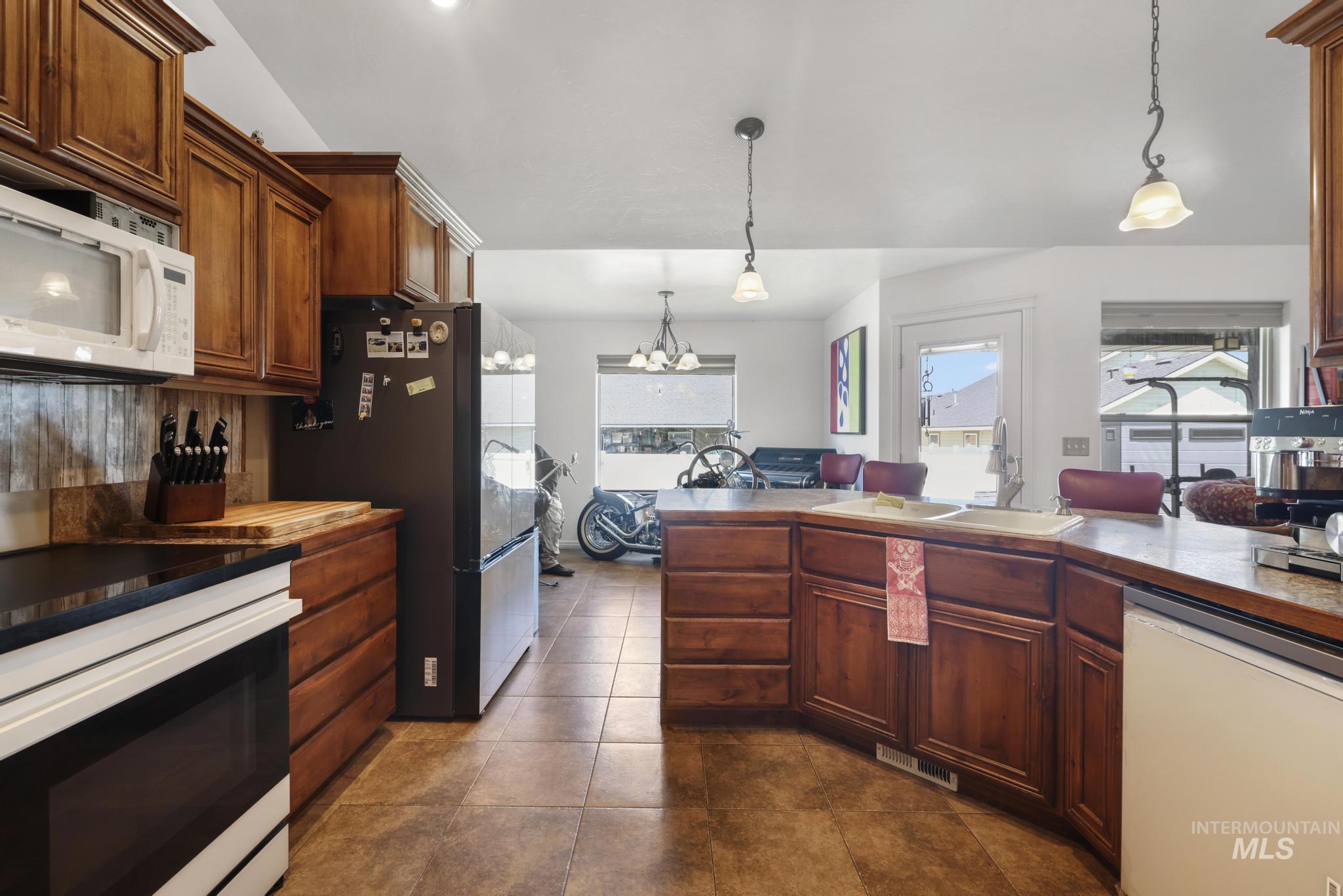 1002 Terra Ave Property Photo 3