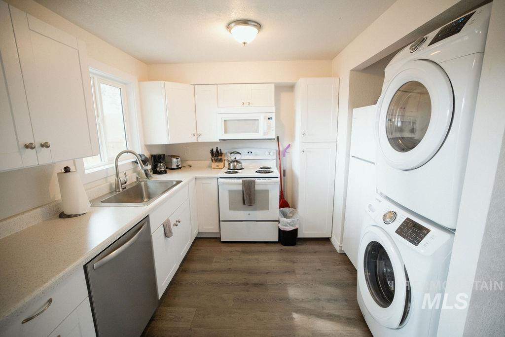 1223 S Maple St Property Photo 8