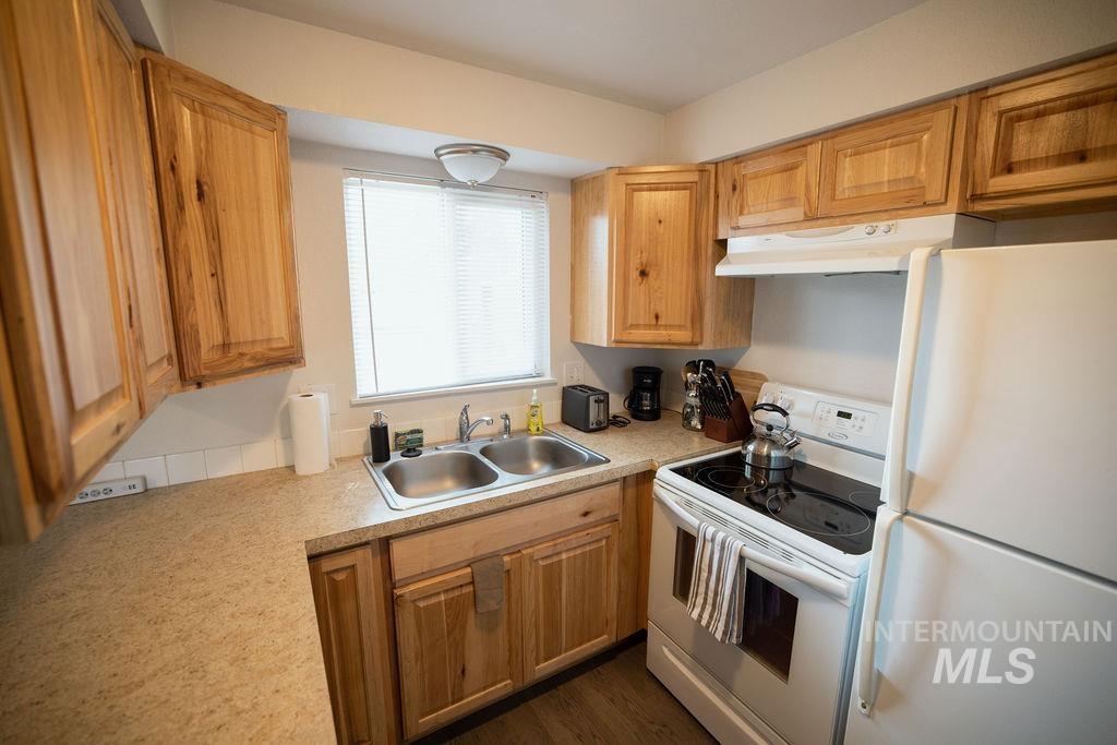 1223 S Maple St Property Photo 13