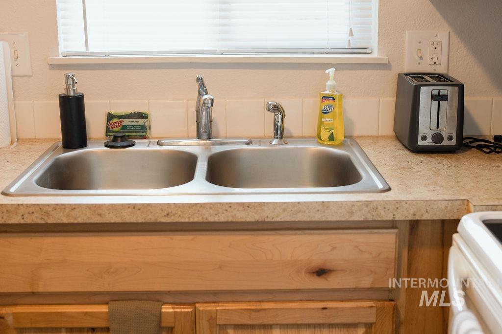 1223 S Maple St Property Photo 14