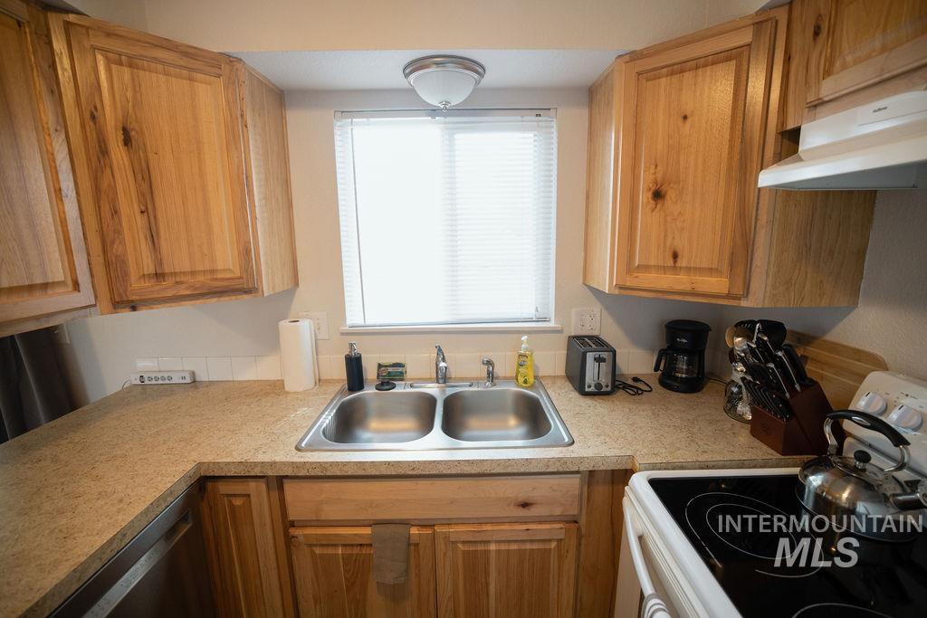 1223 S Maple St Property Photo 15