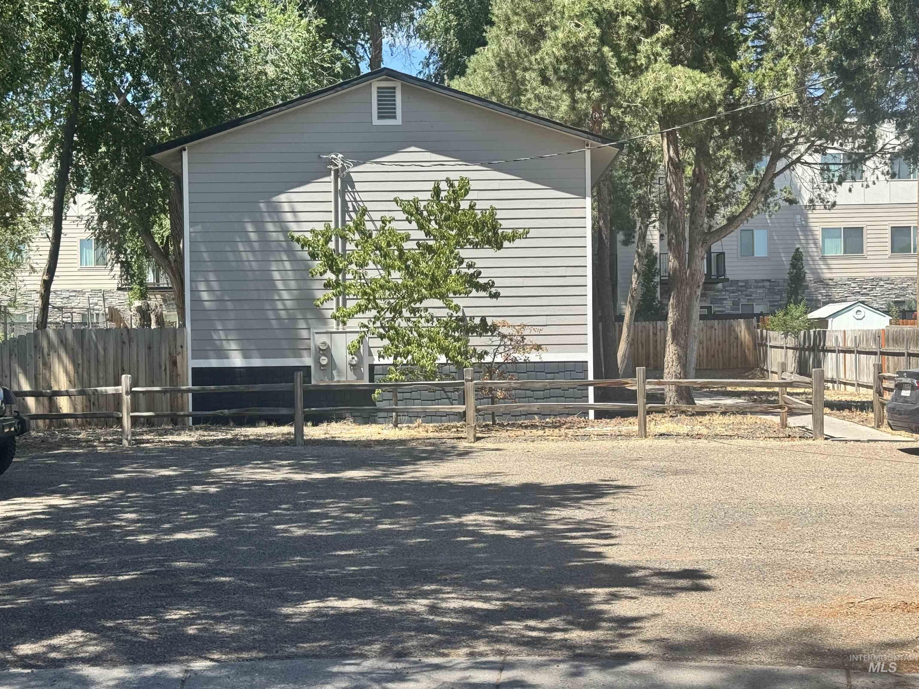 1223 S Maple St Property Photo 29