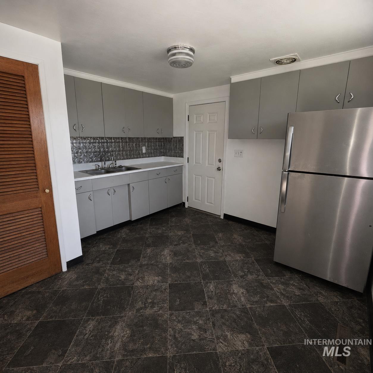 2431 Miller Avenue Property Photo 3