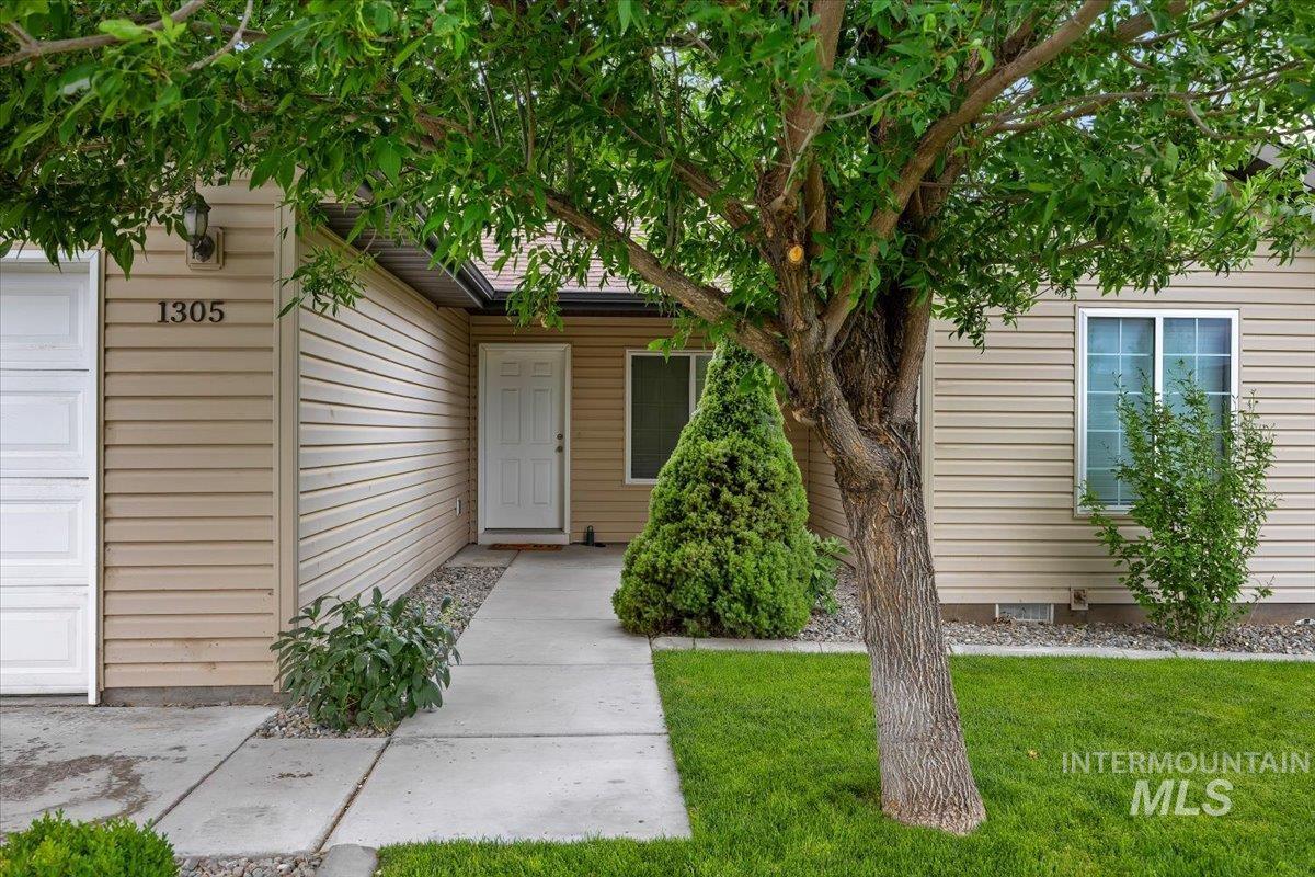 1305 Lauren Lane Property Photo 3