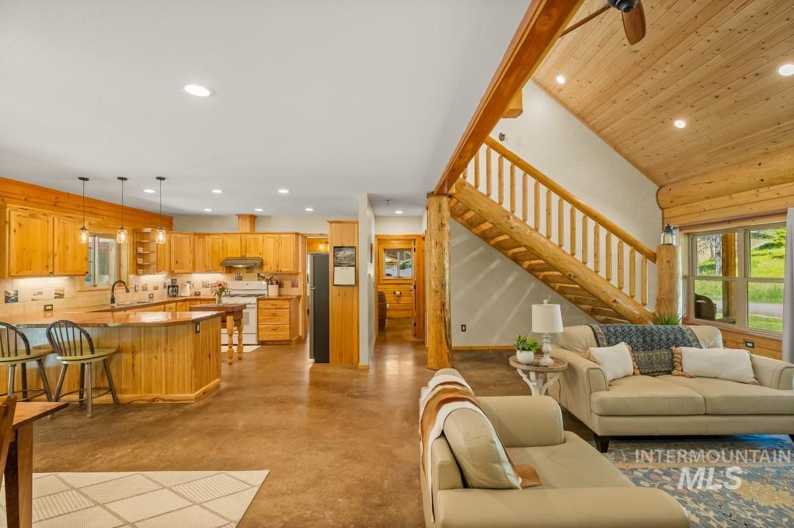 1076 Swenson Ln Property Photo 22
