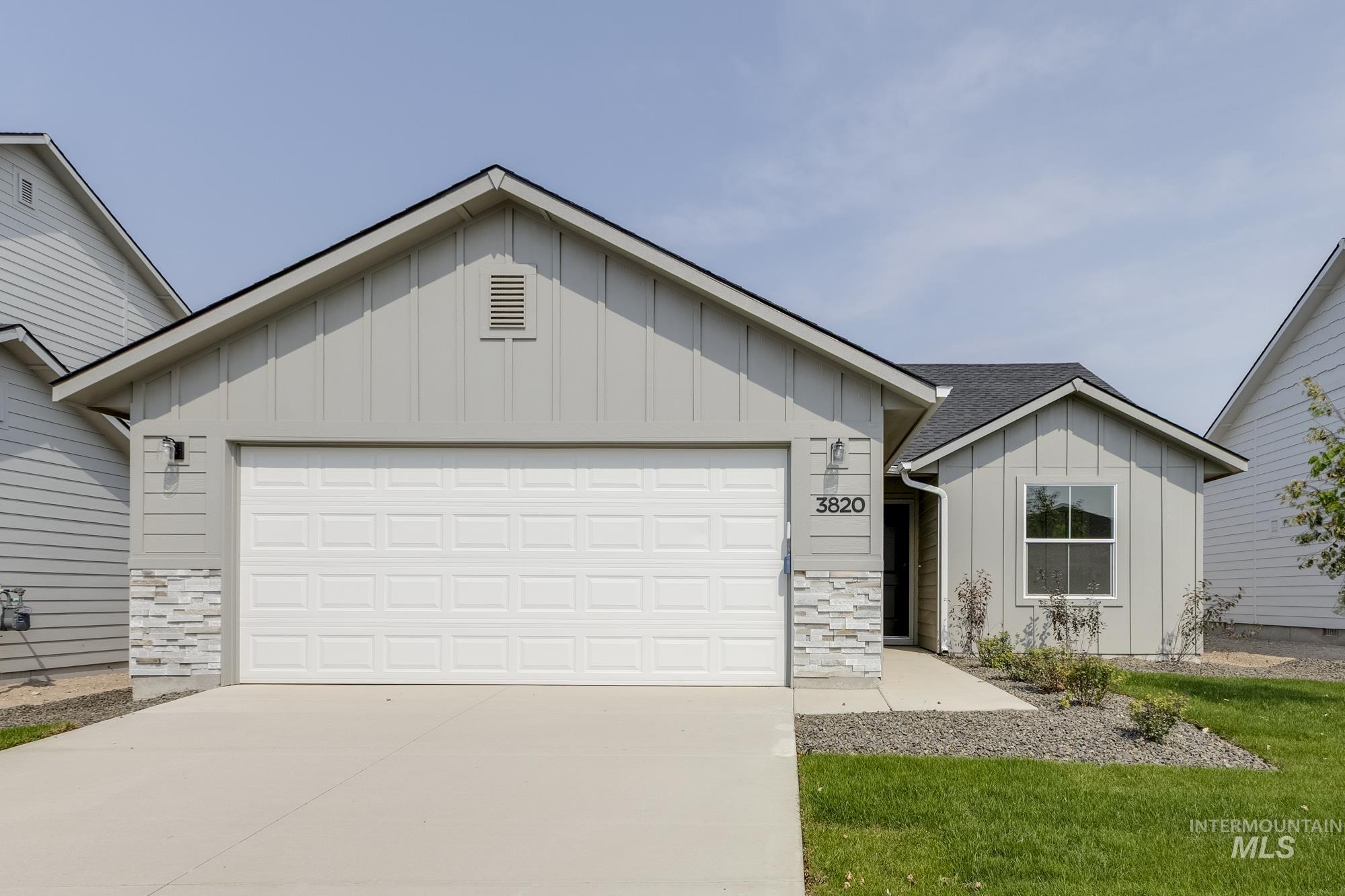 940 SW Jayhawk St Property Photo 1