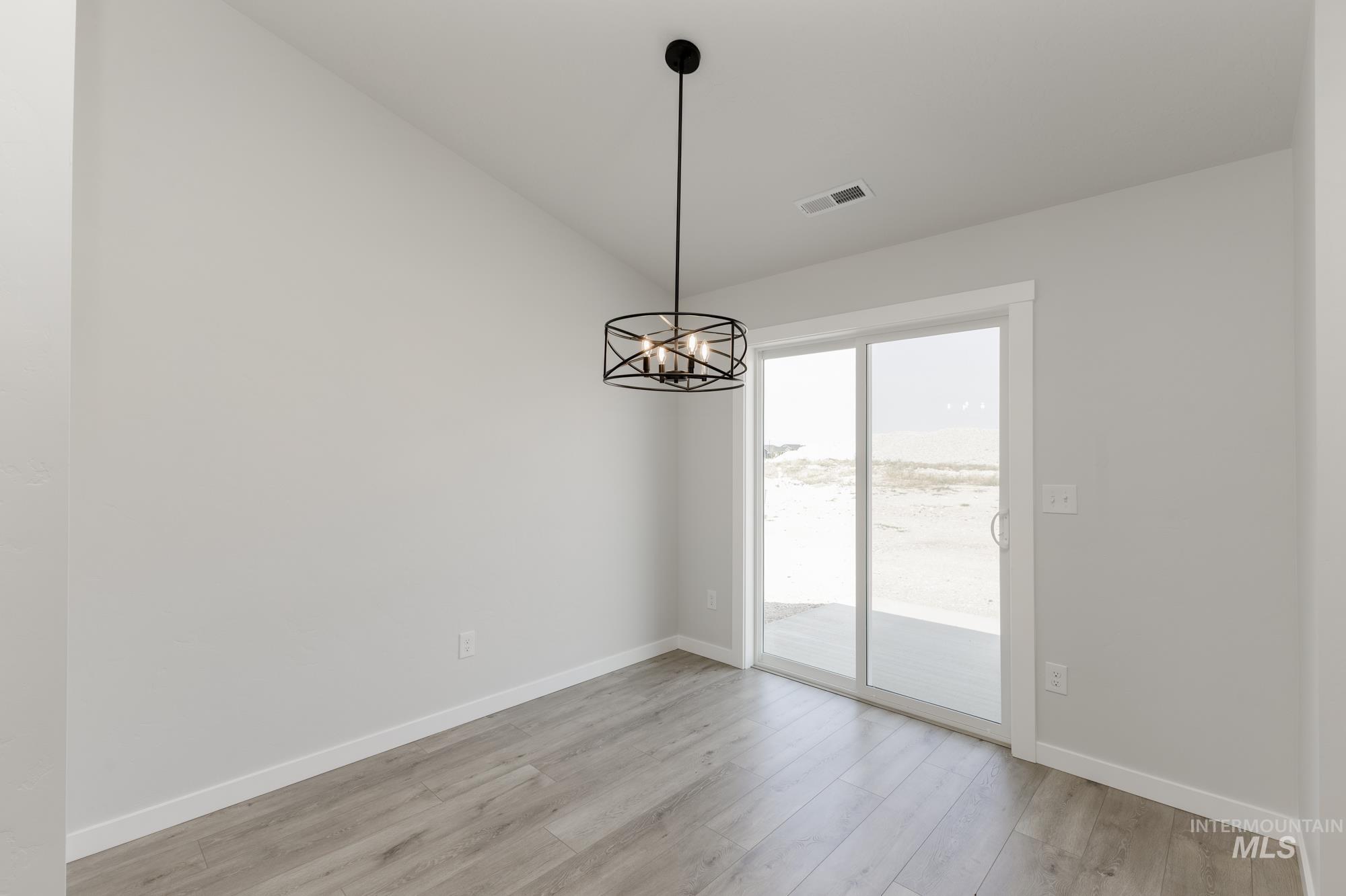 940 Sw Jayhawk St Property Photo 9