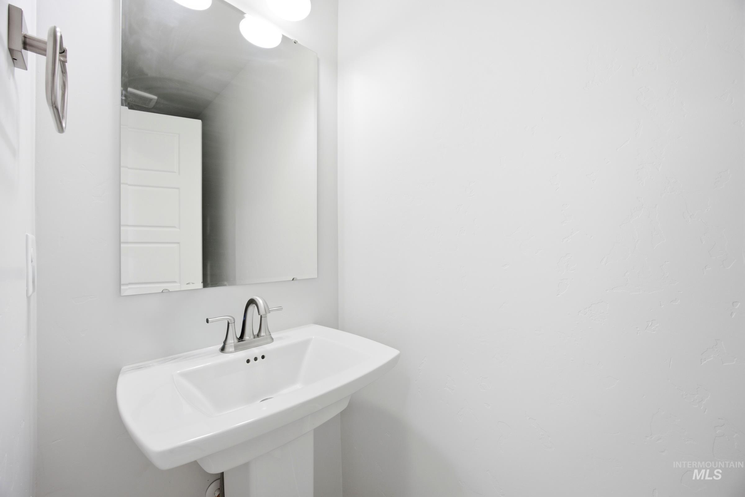 10854 Greensboro St Property Photo 8