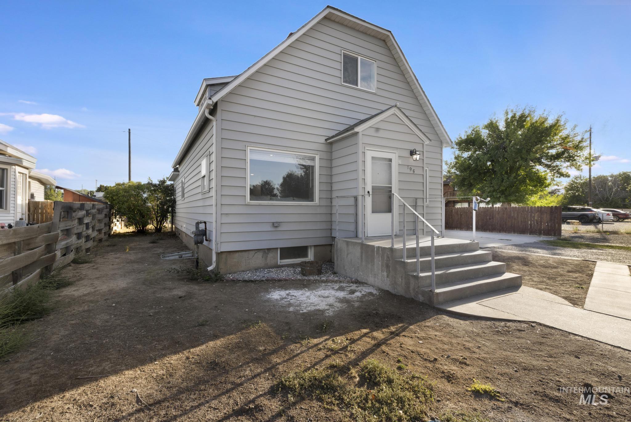 195 Wirsching Ave W Property Photo 2