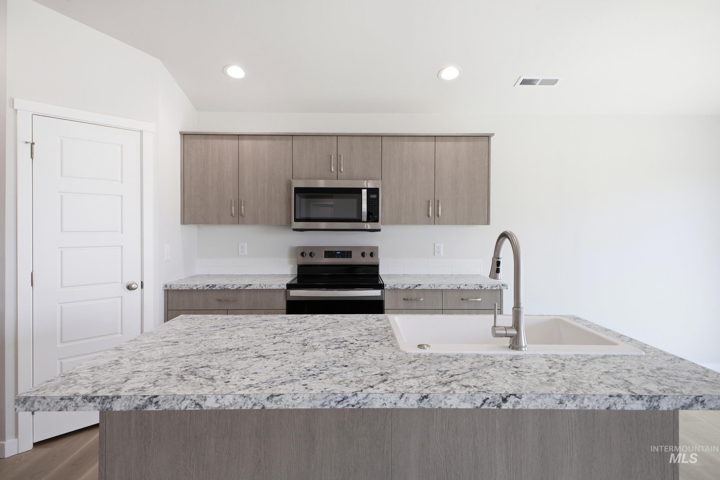 14105 Shiny Spruce St Property Photo 3
