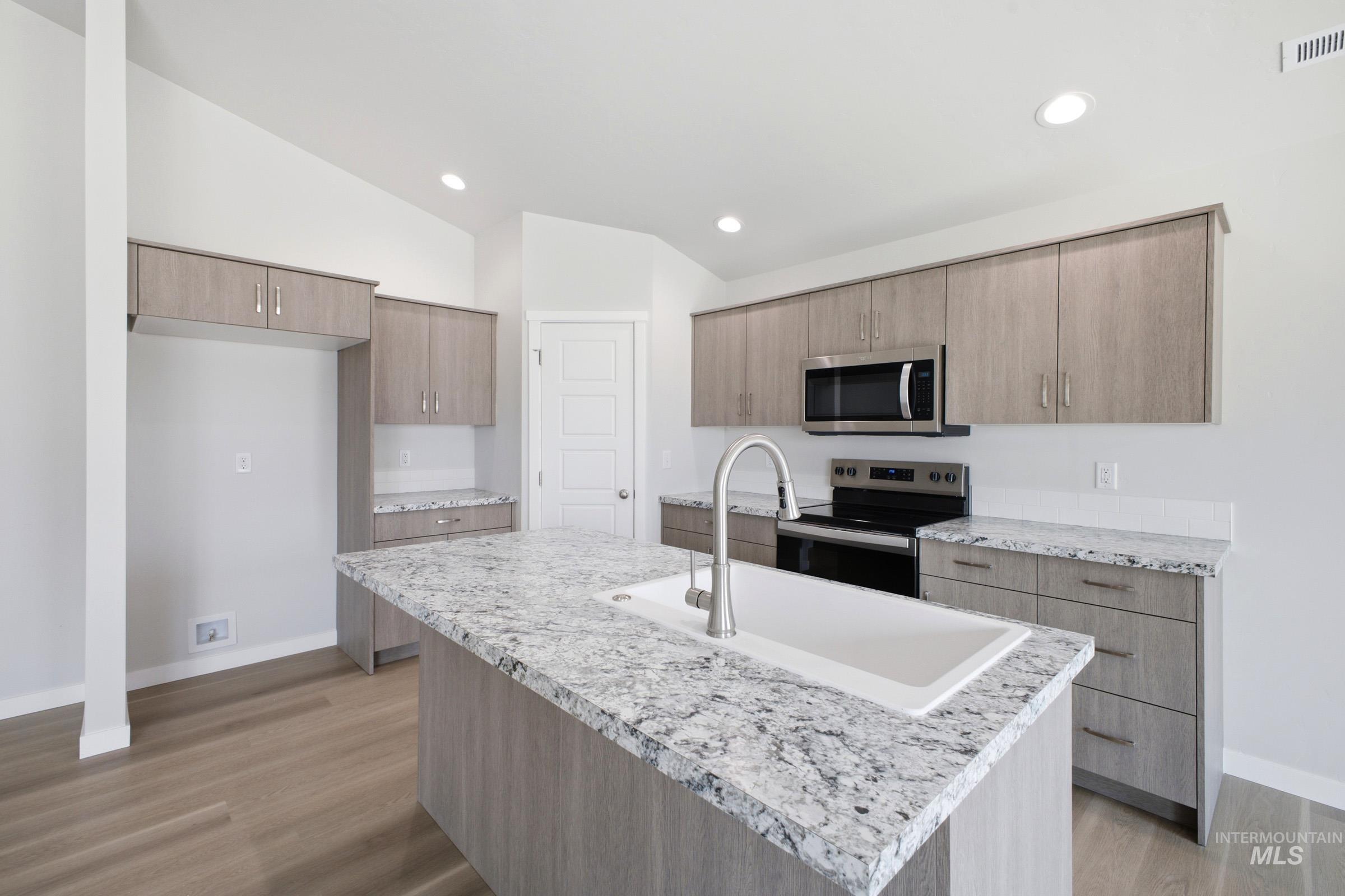 14105 Shiny Spruce St Property Photo 4