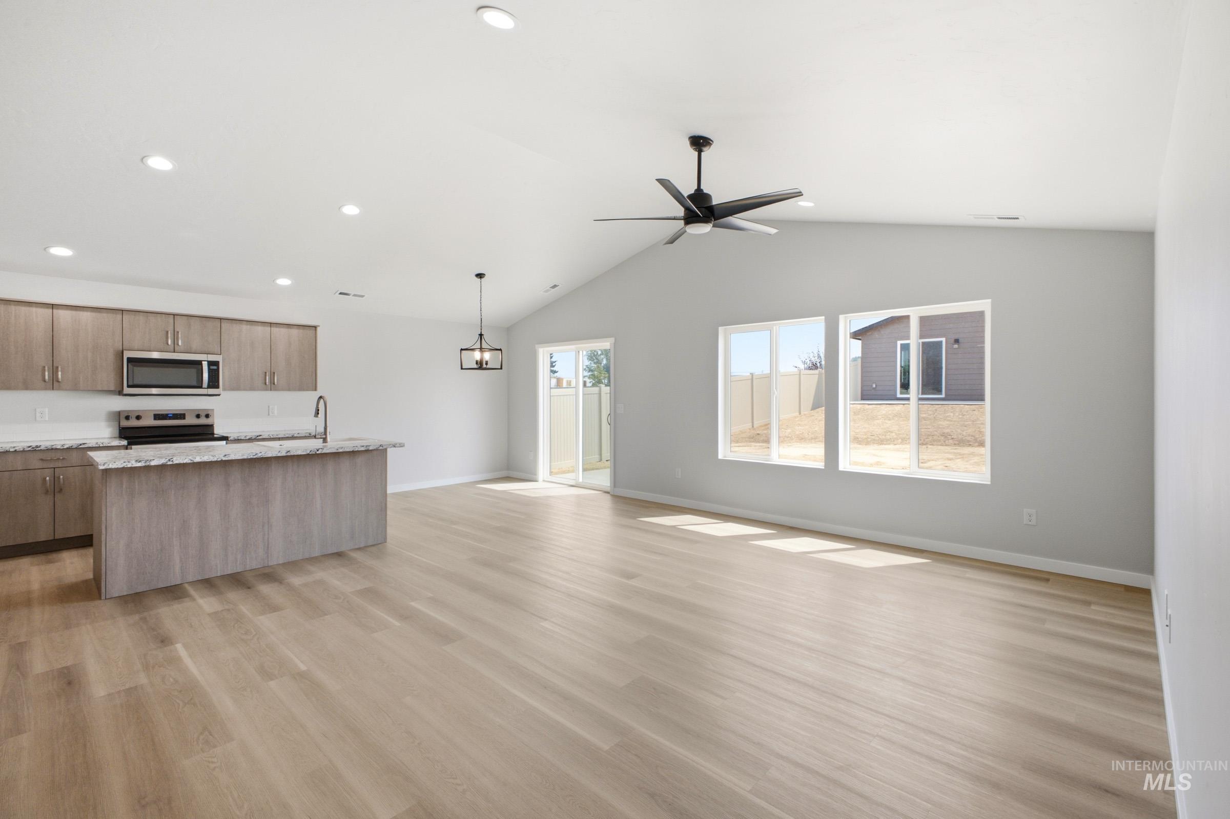 14105 Shiny Spruce St Property Photo 9
