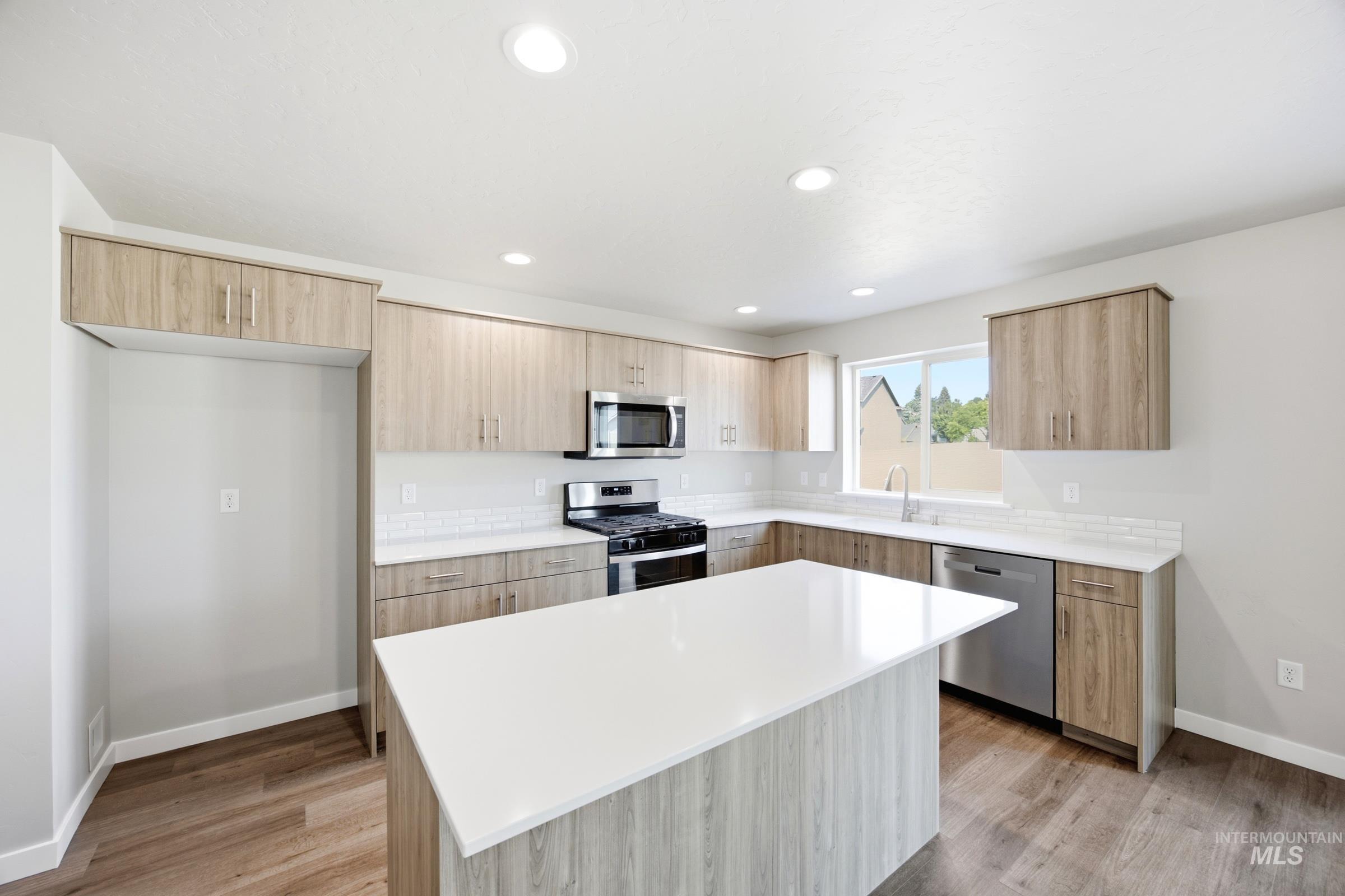5205 S Edgecomb Way Property Photo 3