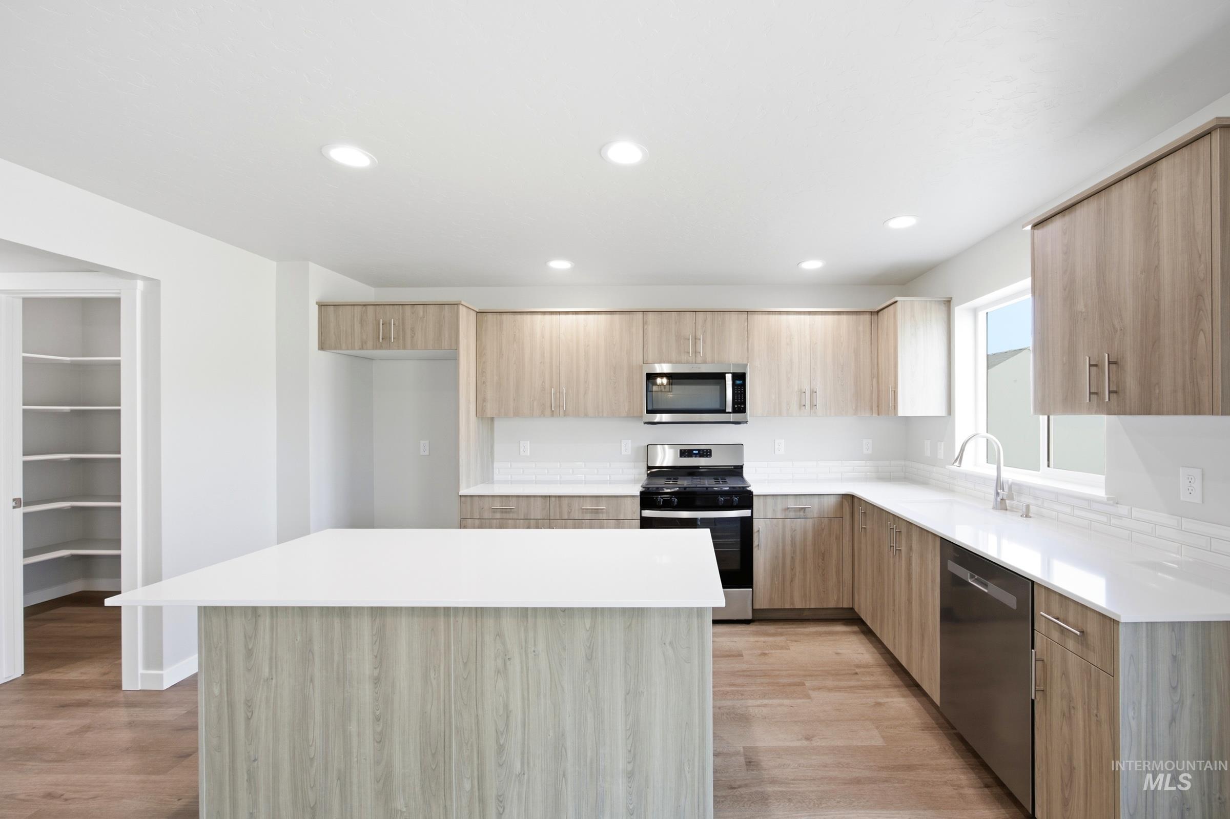 5205 S Edgecomb Way Property Photo 4